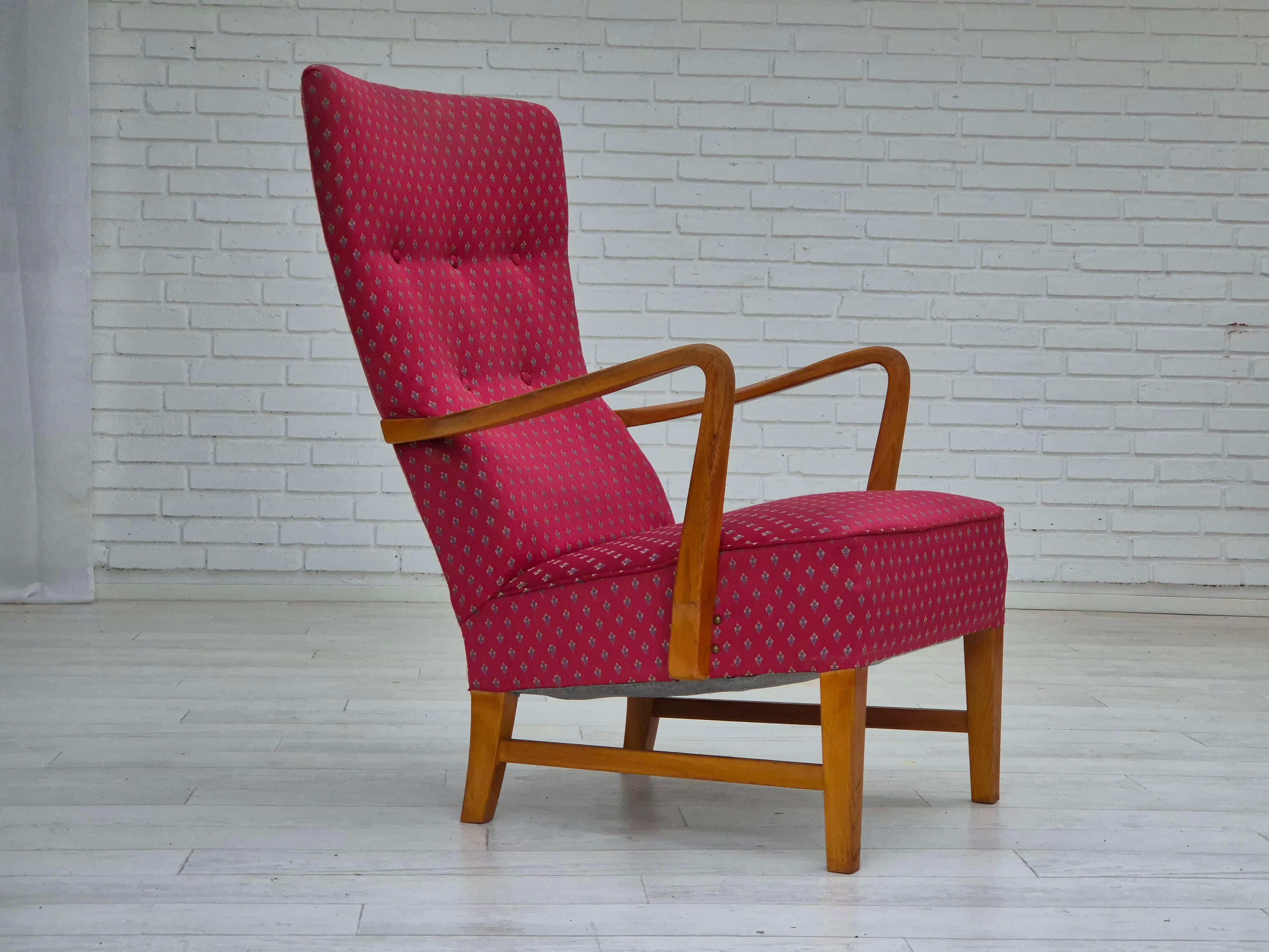 Chaises scandinaves des années 1970 en très bon état d'origine : pas d'odeurs ni de taches. Tissu d'ameublement rouge clair, pieds et accoudoirs en frêne. Ressorts dans le siège. Fabriqué par un fabricant de meubles norvégien dans les années