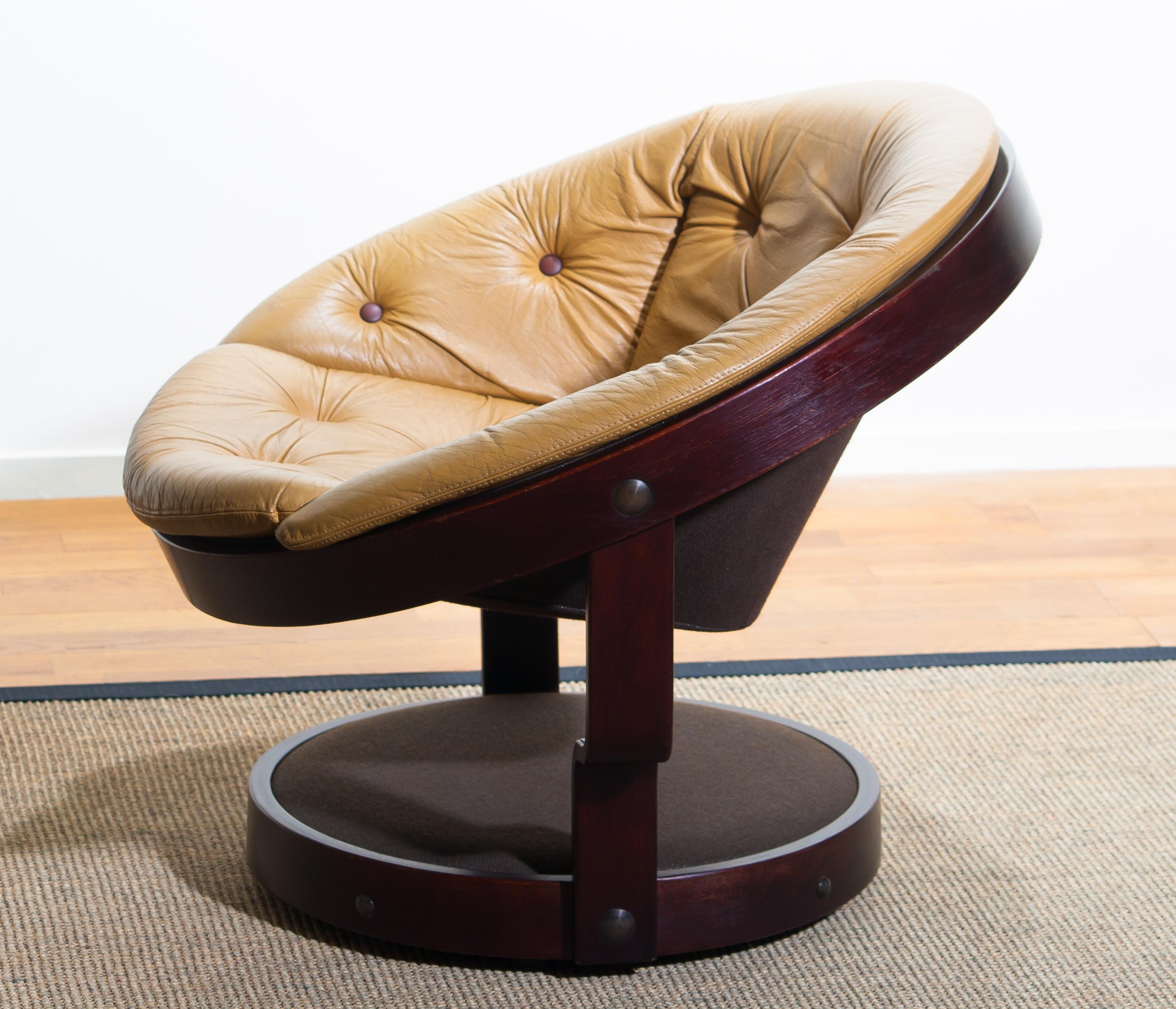 Beautiful circle shaped easy / lounge chair by Oddmund Vad for VAD Trevarefabrikk AS from Norway.
Designed in the 1970s.
This chair is in good condition.