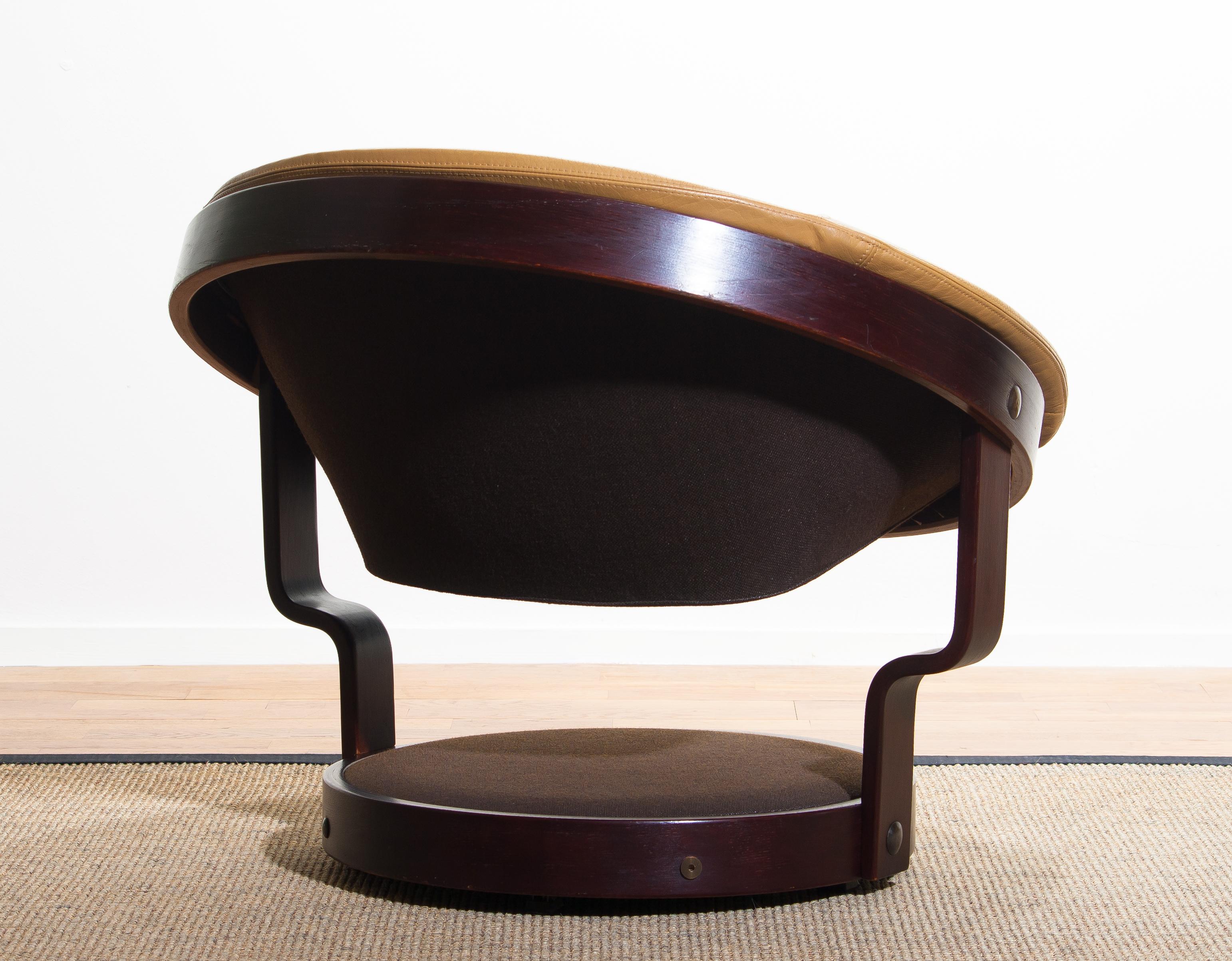1970s Scandinavian Circle Shaped Swivel Chair by Oddmund Vad in Camel Leather In Good Condition In Silvolde, Gelderland
