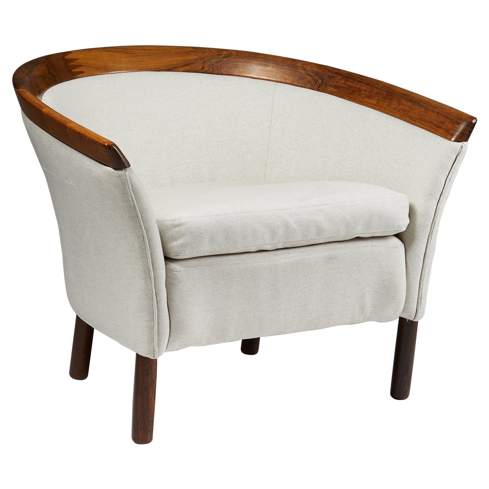 Sedia Club Scandinava degli anni '70 Schienale in palissandro scultoreo con tessuto color crema in vendita