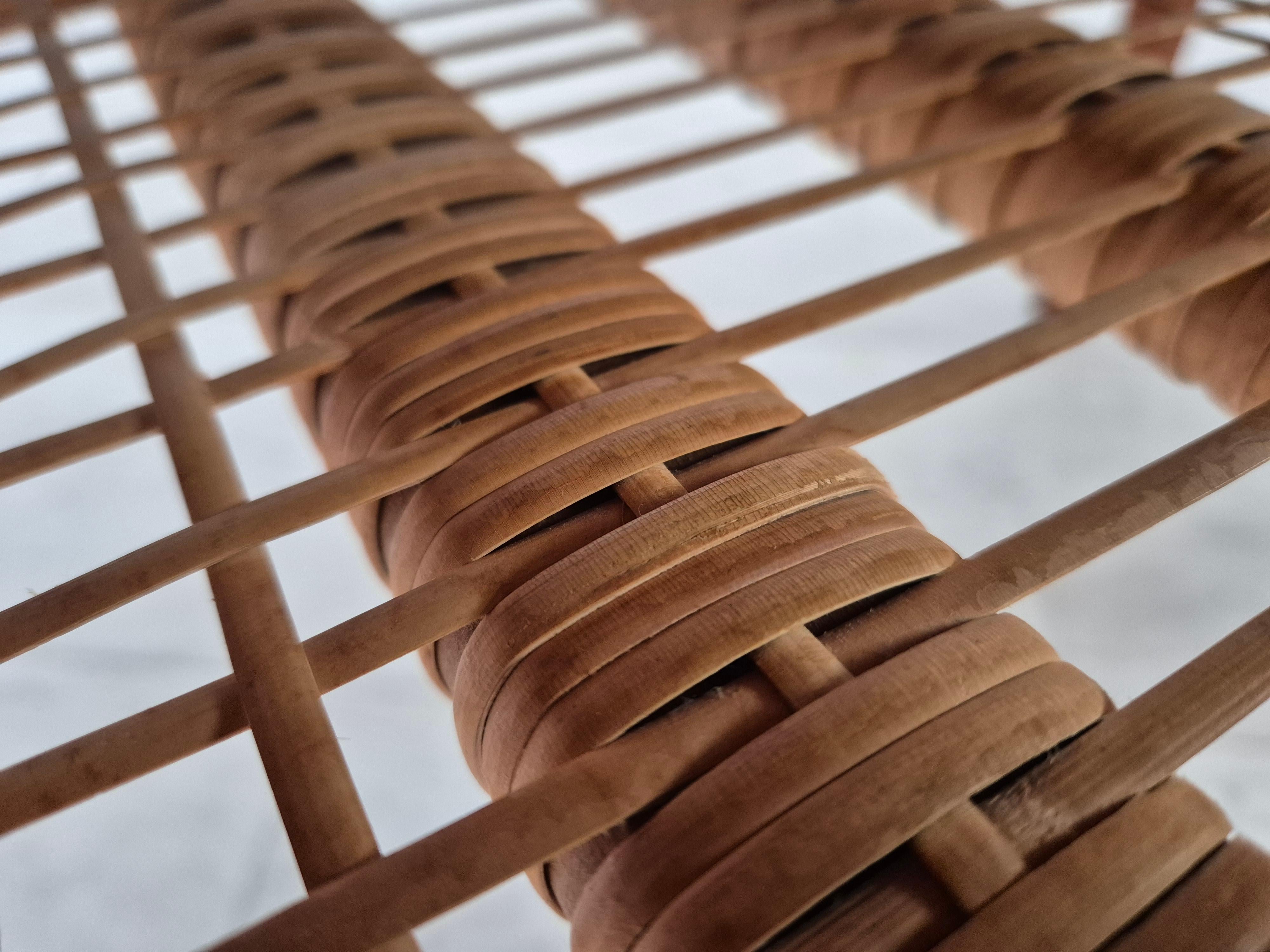 Tavolino scandinavo degli anni '70, condizioni originali, legno di teak, rattan. in vendita 3