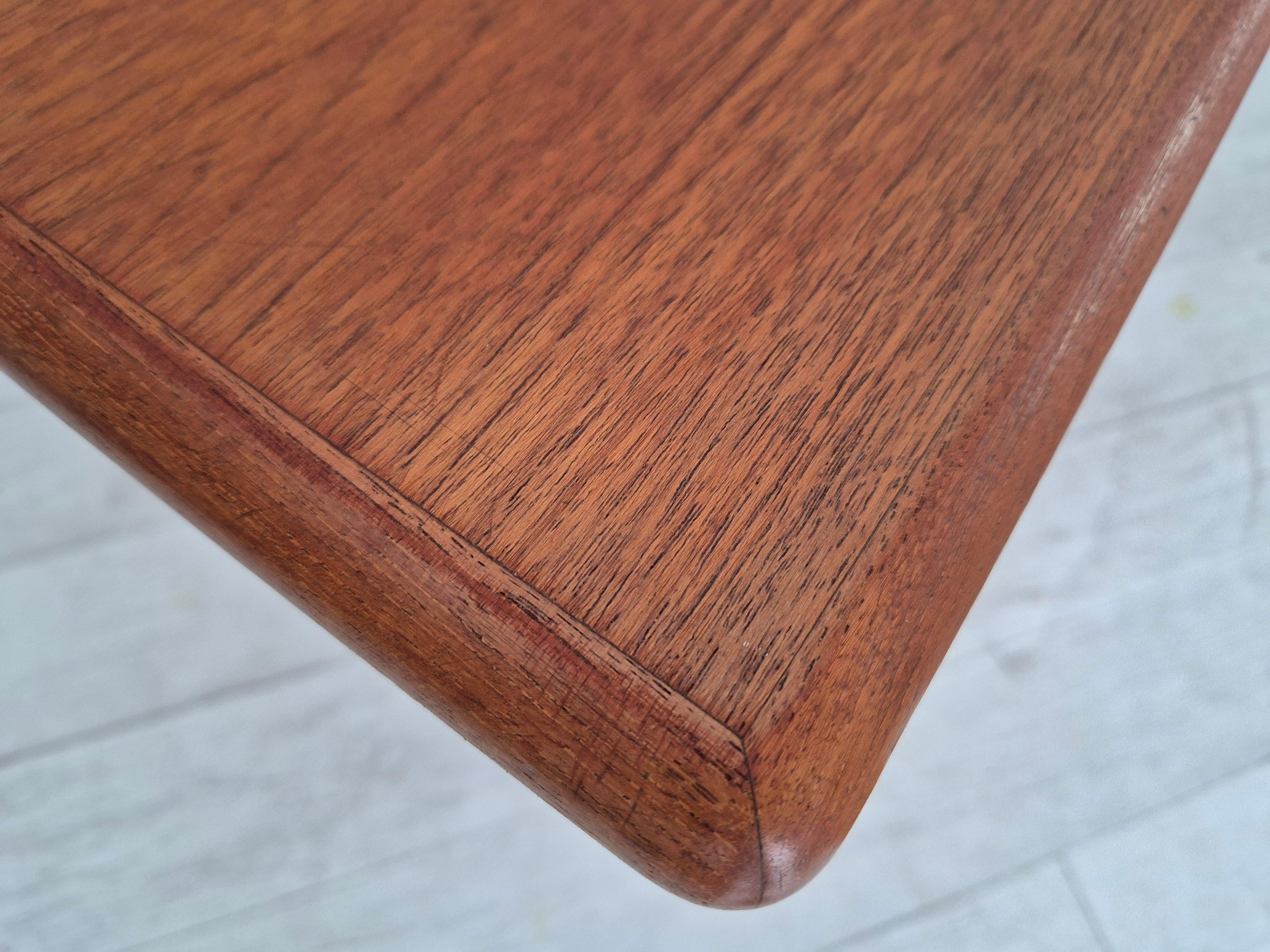 Tavolino scandinavo degli anni '70, condizioni originali, legno di teak, rattan. in vendita 4