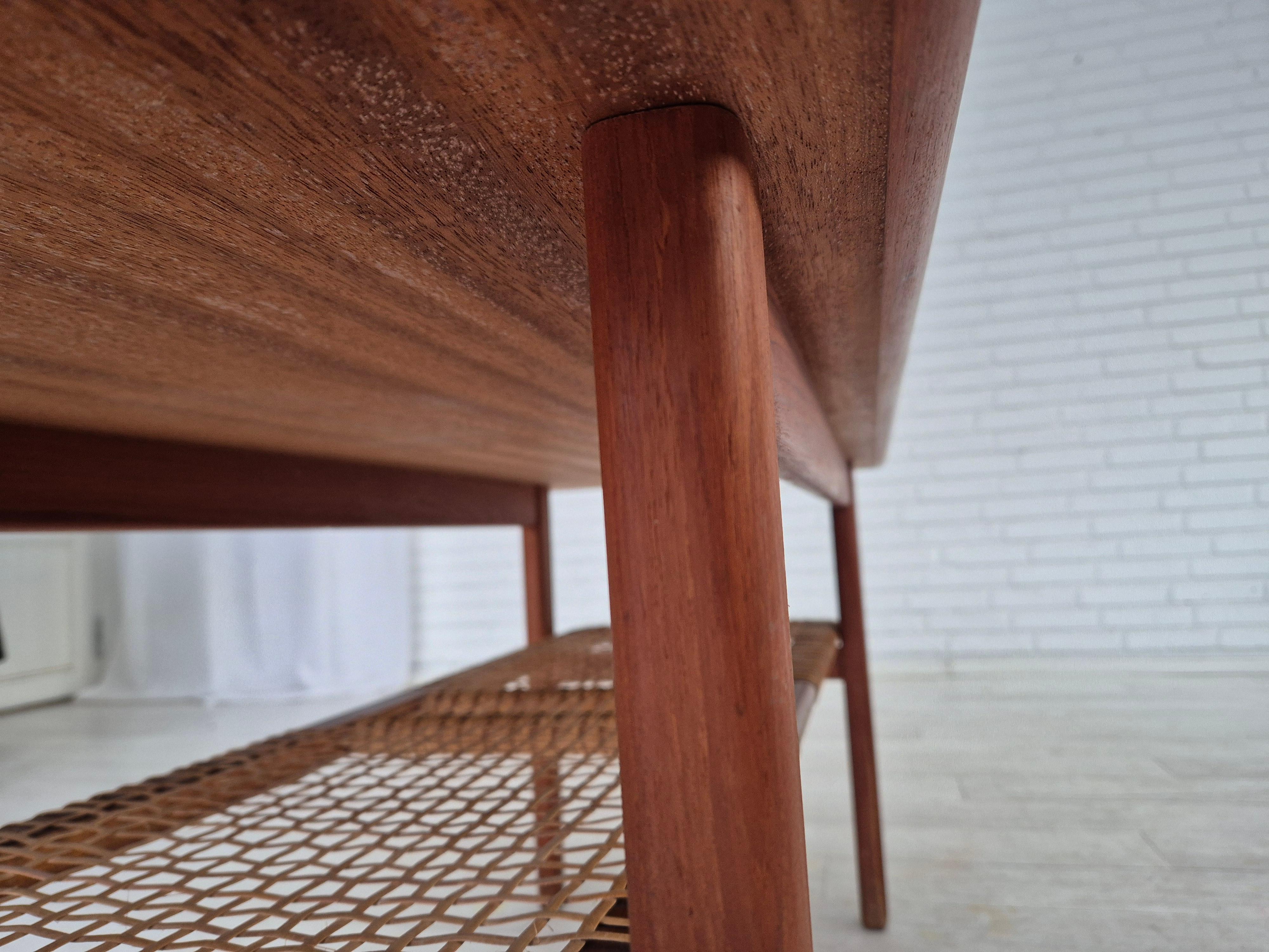 Tavolino scandinavo degli anni '70, condizioni originali, legno di teak, rattan. in vendita 7