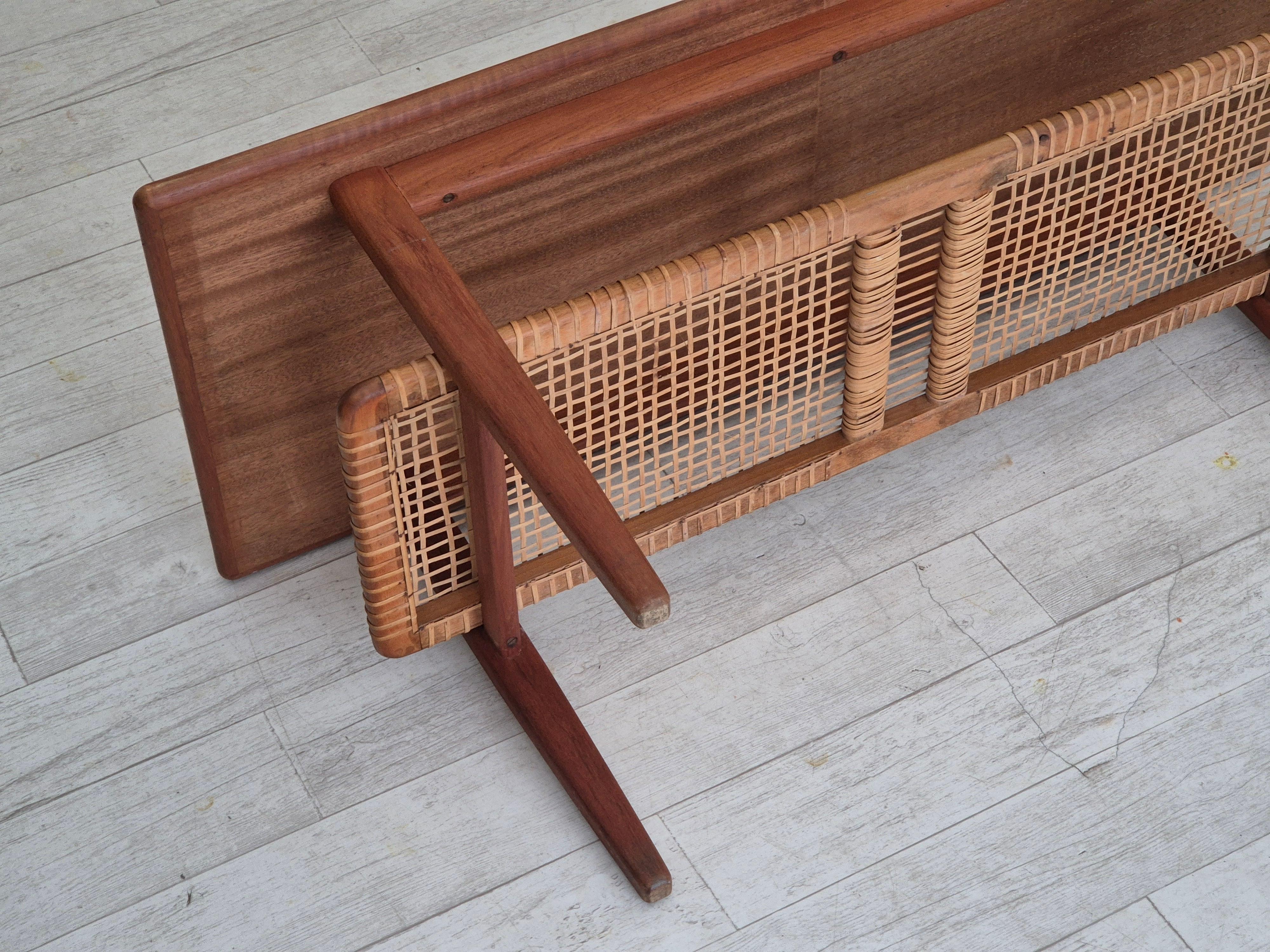 Tavolino scandinavo degli anni '70, condizioni originali, legno di teak, rattan. in vendita 10