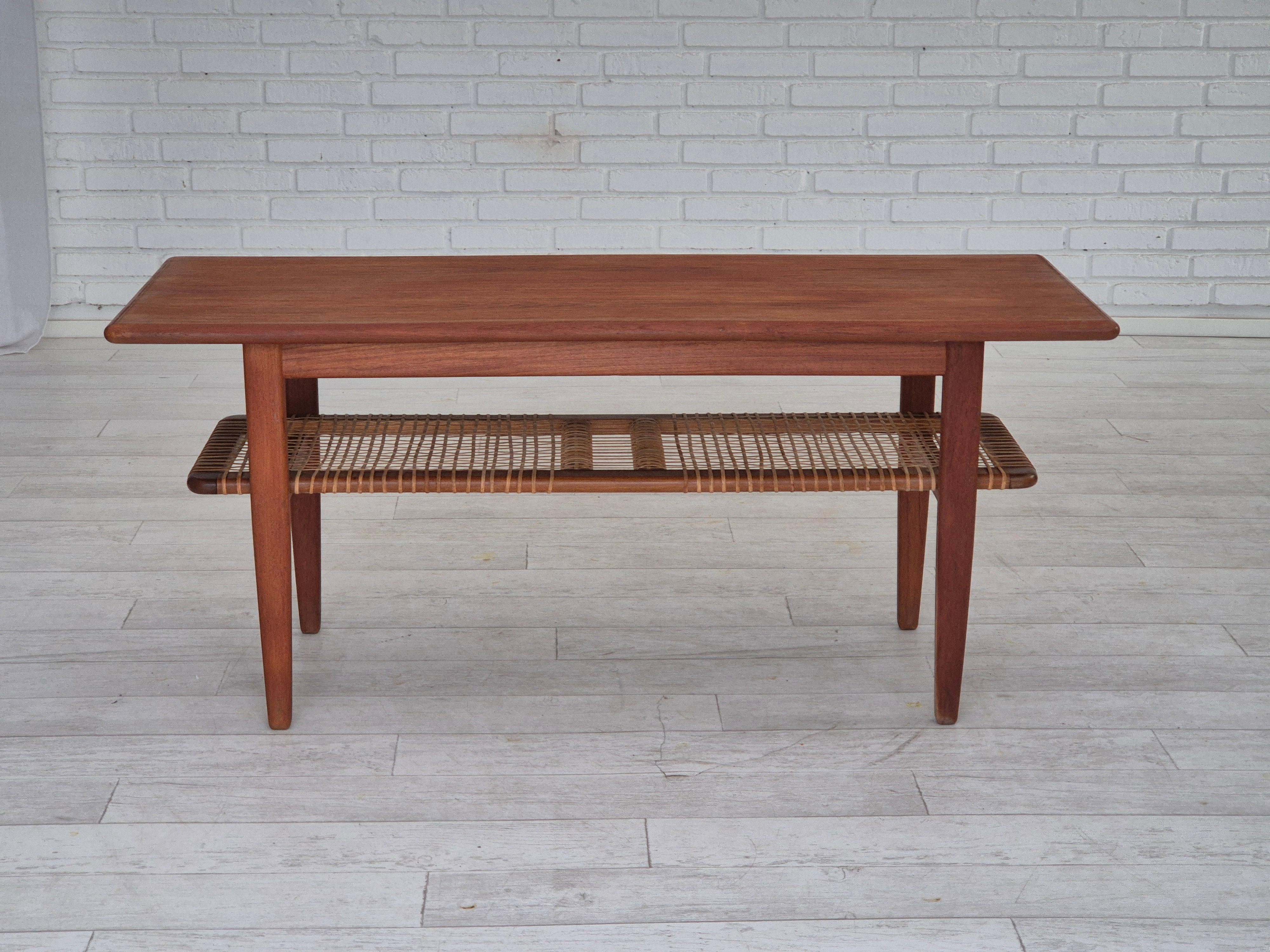 Anni '70, Tavolino scandinavo. Condizioni originali molto buone: nessun odore, nessuna macchia e struttura stabile. Legno di teak, rattan. Classica combinazione scandinava anni '60 di Wood e rattan. Prodotto da un produttore di mobili danese o