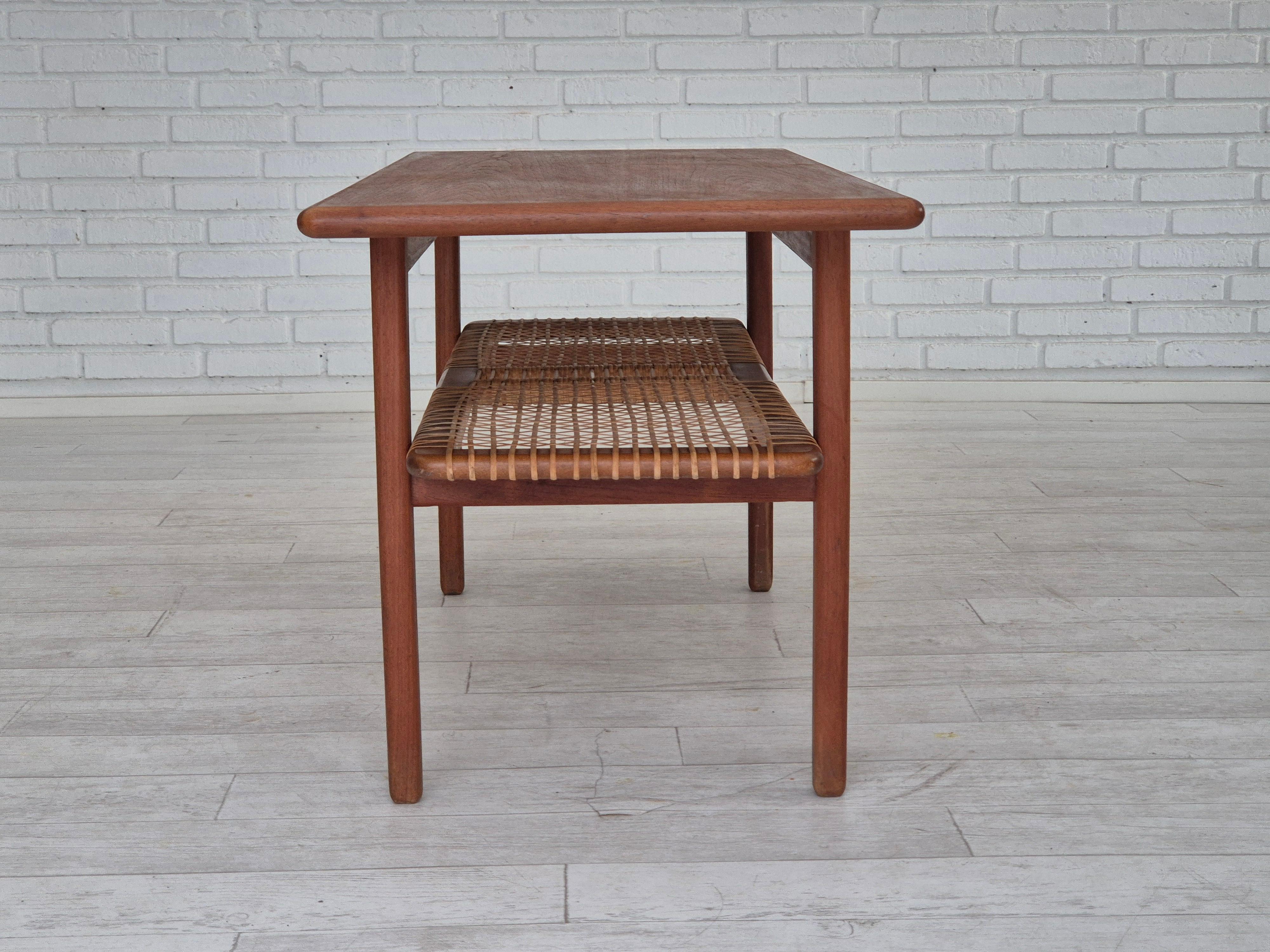 Scandinavo moderno Tavolino scandinavo degli anni '70, condizioni originali, legno di teak, rattan. in vendita