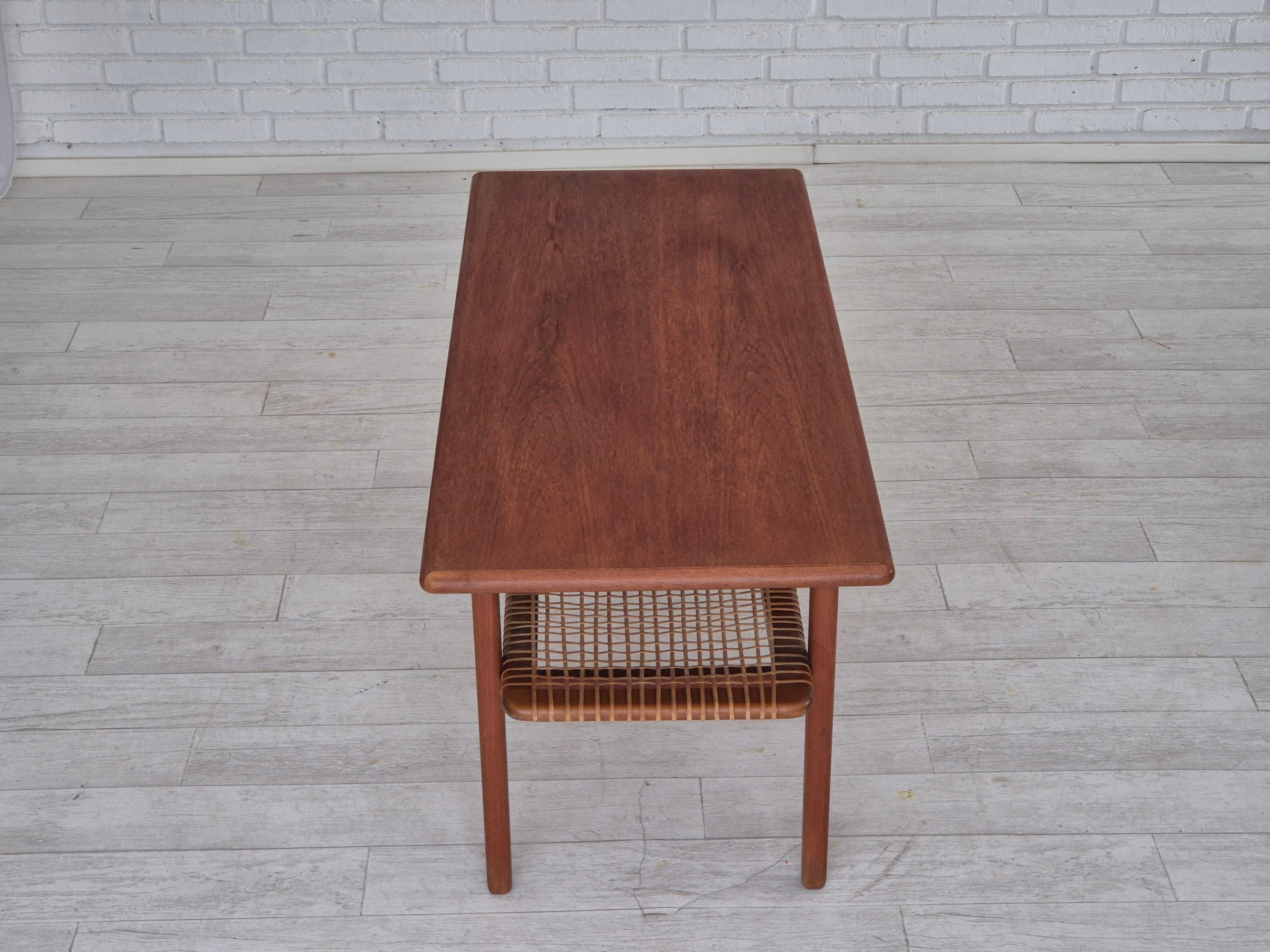 Danese Tavolino scandinavo degli anni '70, condizioni originali, legno di teak, rattan. in vendita
