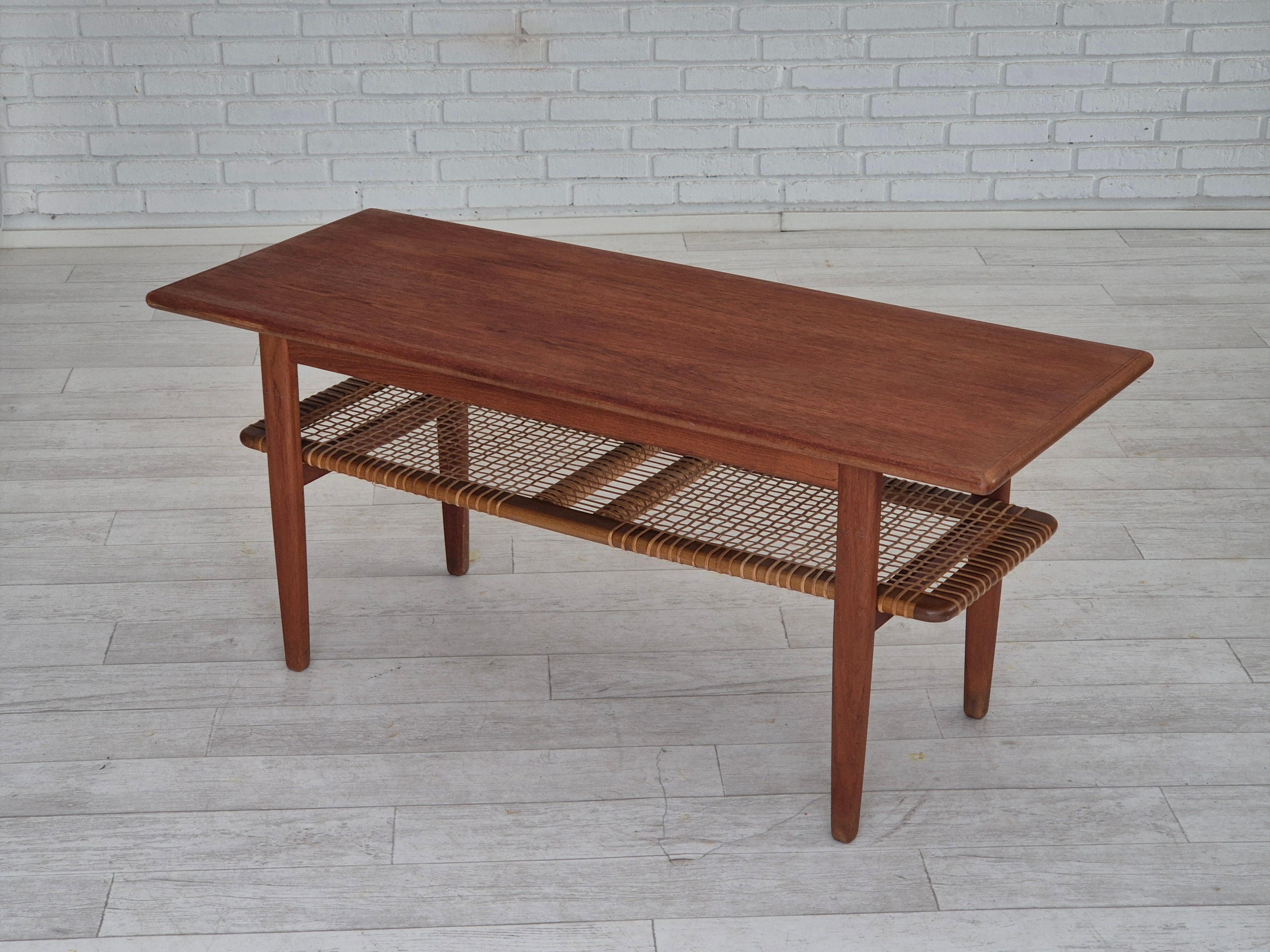 Tavolino scandinavo degli anni '70, condizioni originali, legno di teak, rattan. In condizioni buone in vendita a Tarm, 82