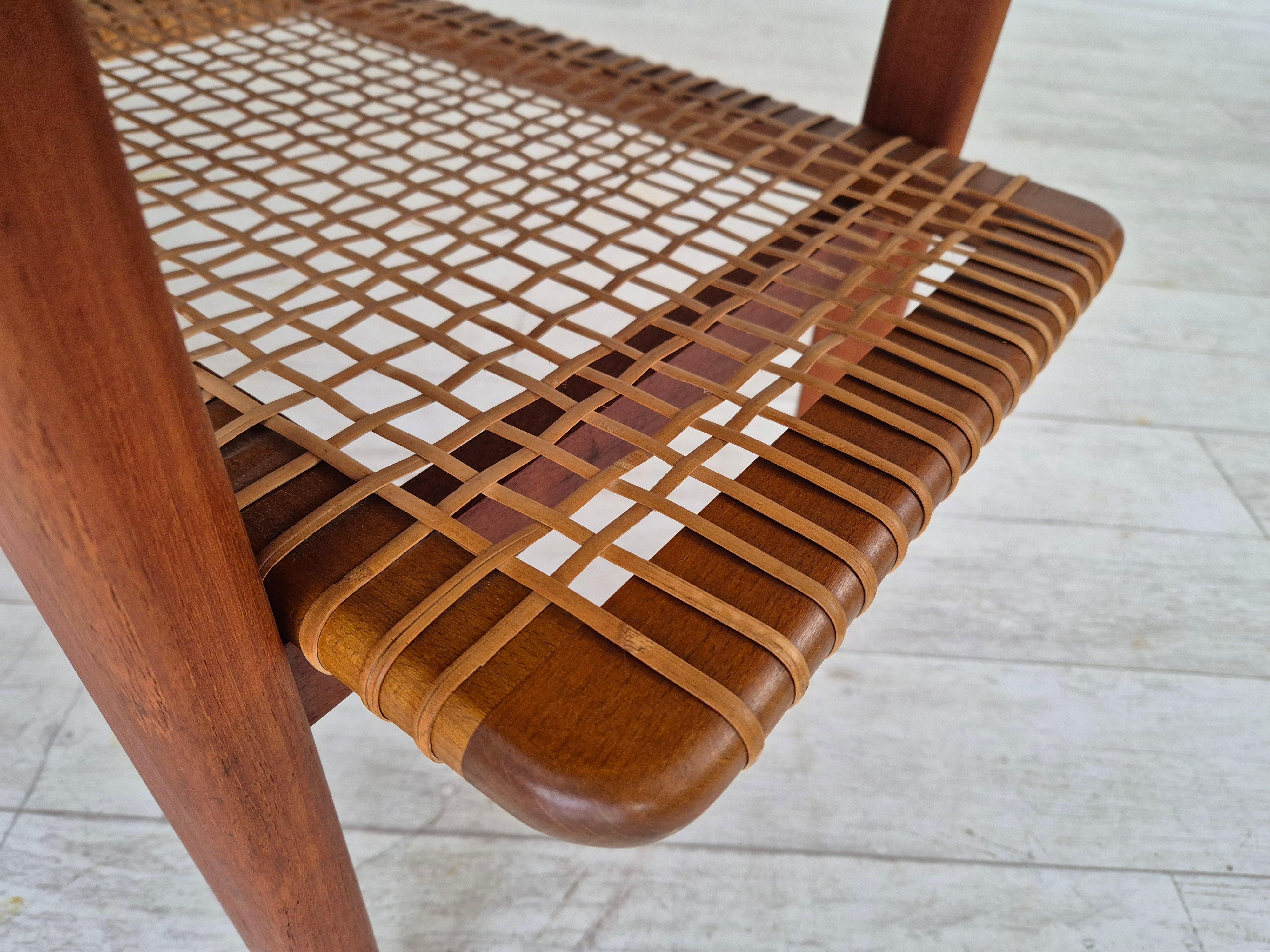 Fine XX secolo Tavolino scandinavo degli anni '70, condizioni originali, legno di teak, rattan. in vendita