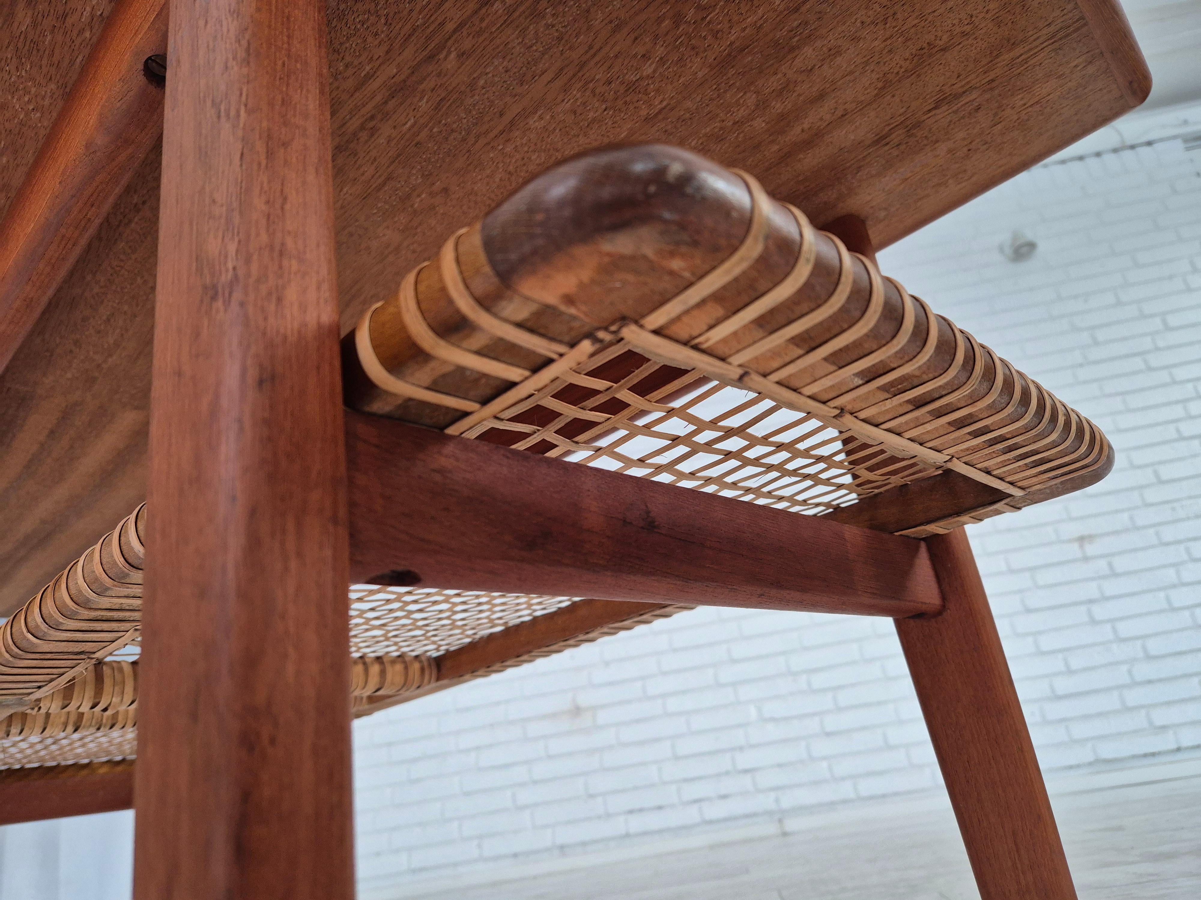Rattan Tavolino scandinavo degli anni '70, condizioni originali, legno di teak, rattan. in vendita