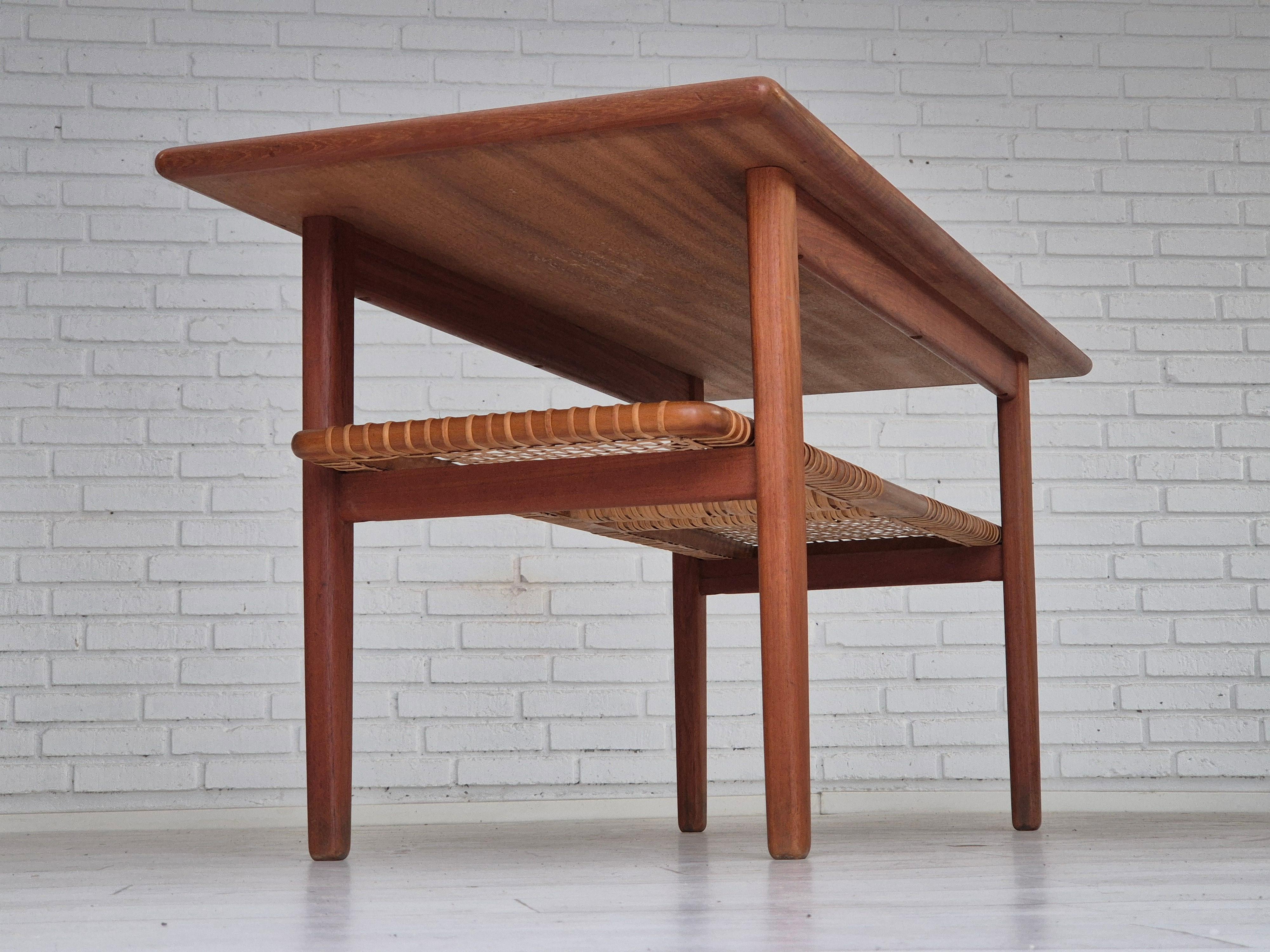Tavolino scandinavo degli anni '70, condizioni originali, legno di teak, rattan. in vendita 1