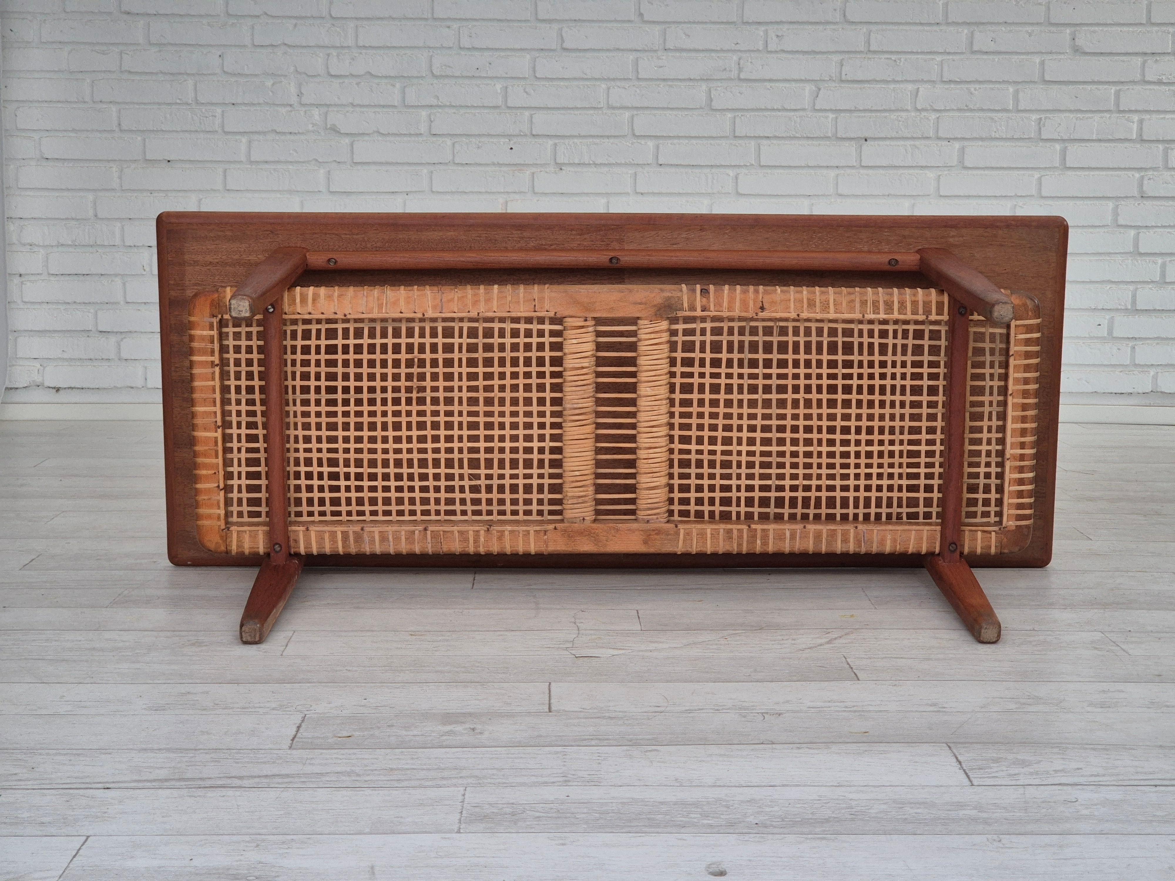 Tavolino scandinavo degli anni '70, condizioni originali, legno di teak, rattan. in vendita 2