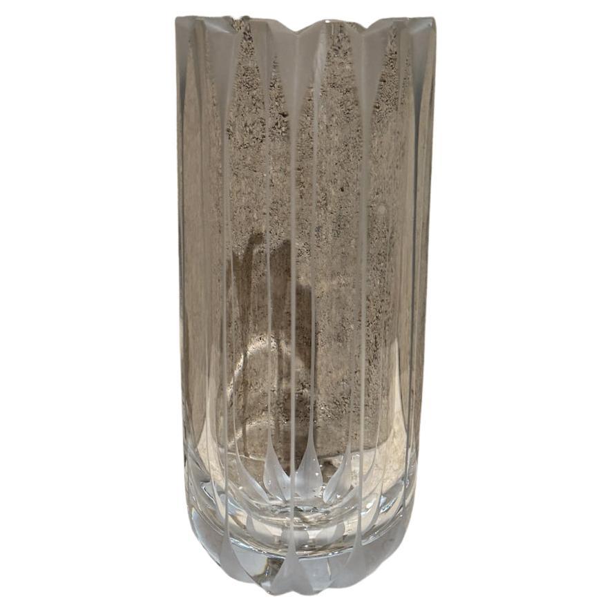 Vaso di cristallo anni '70 Scandinavo a coste in vetro artistico Bordo smerlato 
Non segnato 
10,25 x 4,5 di diametro
Condizioni originali d'epoca.
Fare riferimento alle immagini.