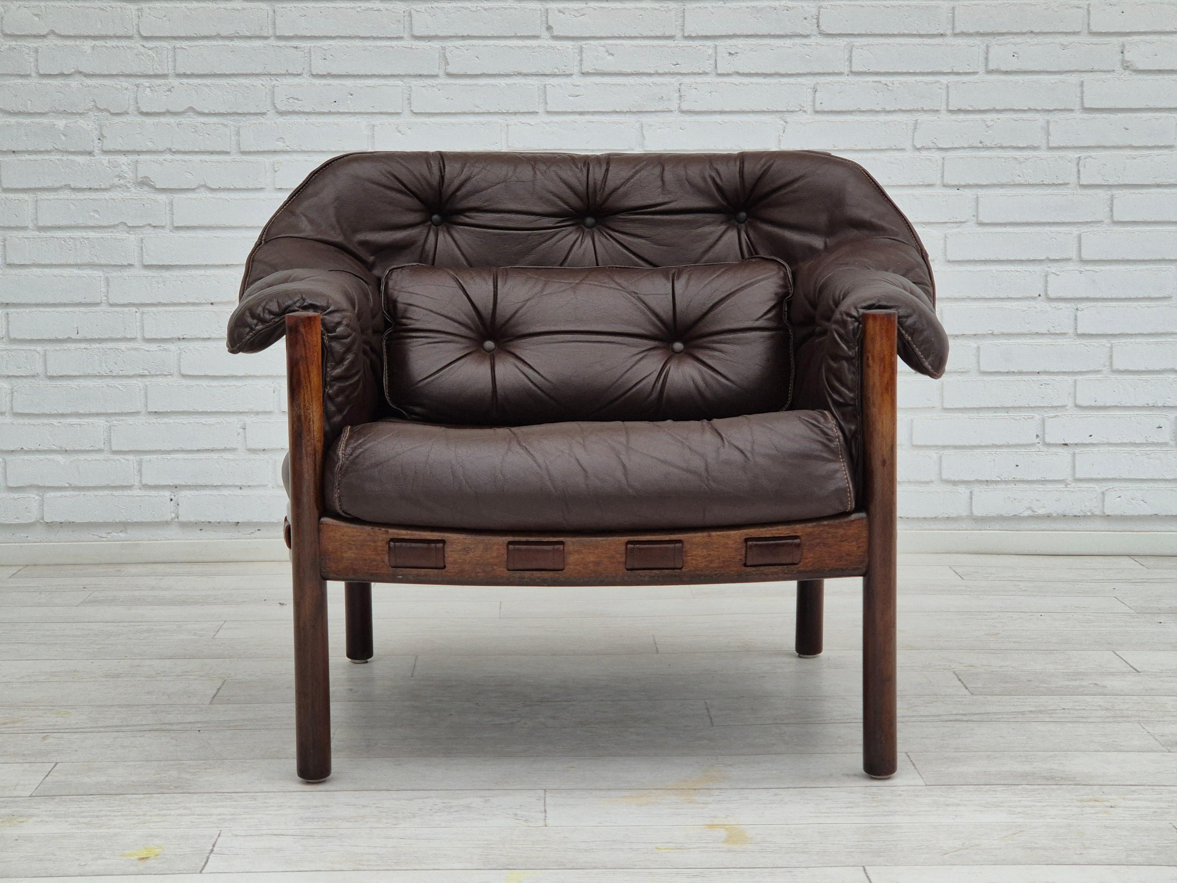 Années 1970, design scandinave par Arne Norells. Chaise longue en très bon état d'origine : pas d'odeur ni de tache. Cuir brun d'origine, bois de hêtre. Fabriqué par un fabricant de meubles suédois vers les années 1970.