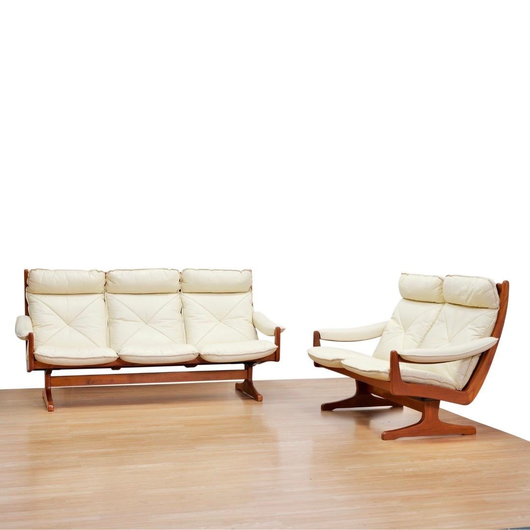 Un superbe et extrêmement confortable ensemble de canapé vintage en teck et cuir. Fabriqué en Norvège dans les années 1970 par Lied Mobler et conçu par Soda Galvano. Le design et la qualité sont excellents et dans un état étonnant pour leur âge. Ils
