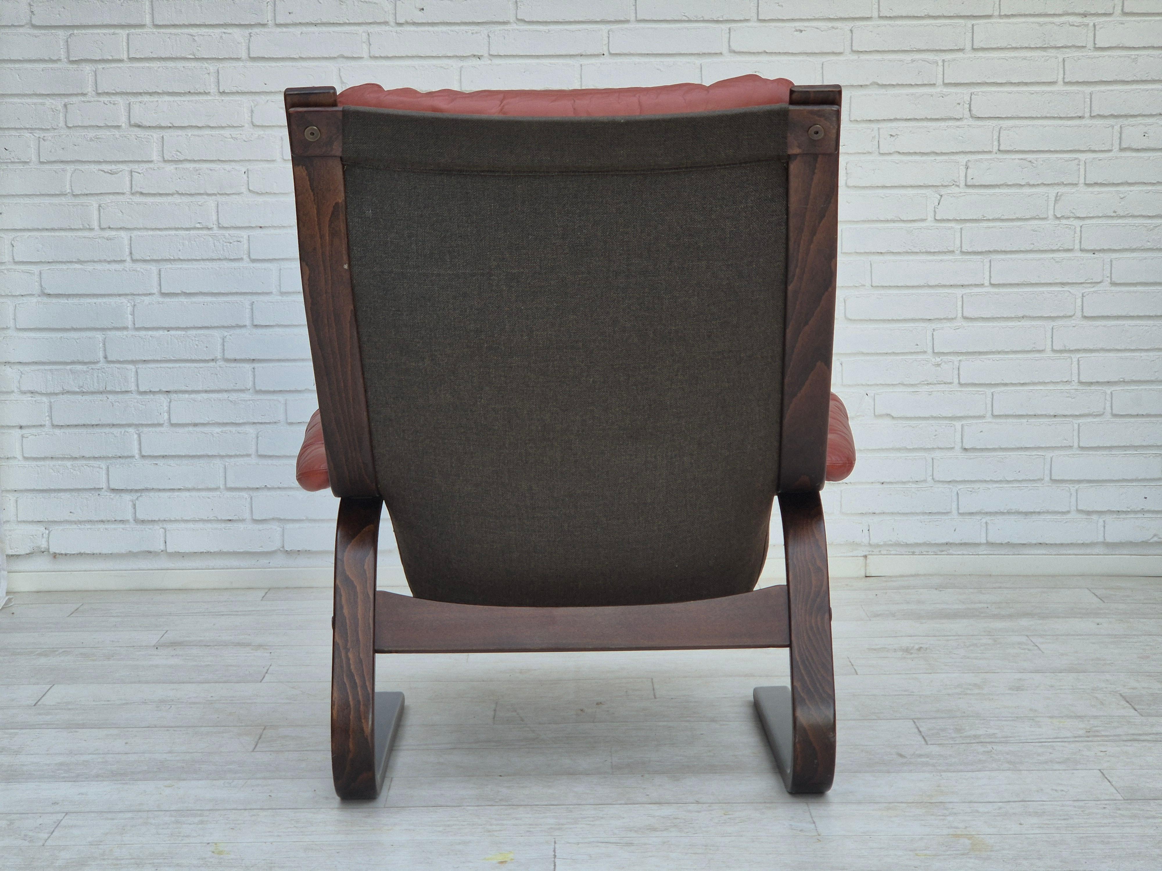 1970er Jahre, skandinavisches Design, Loungesessel, Originalzustand, braunes Leder. (Ende des 20. Jahrhunderts) im Angebot