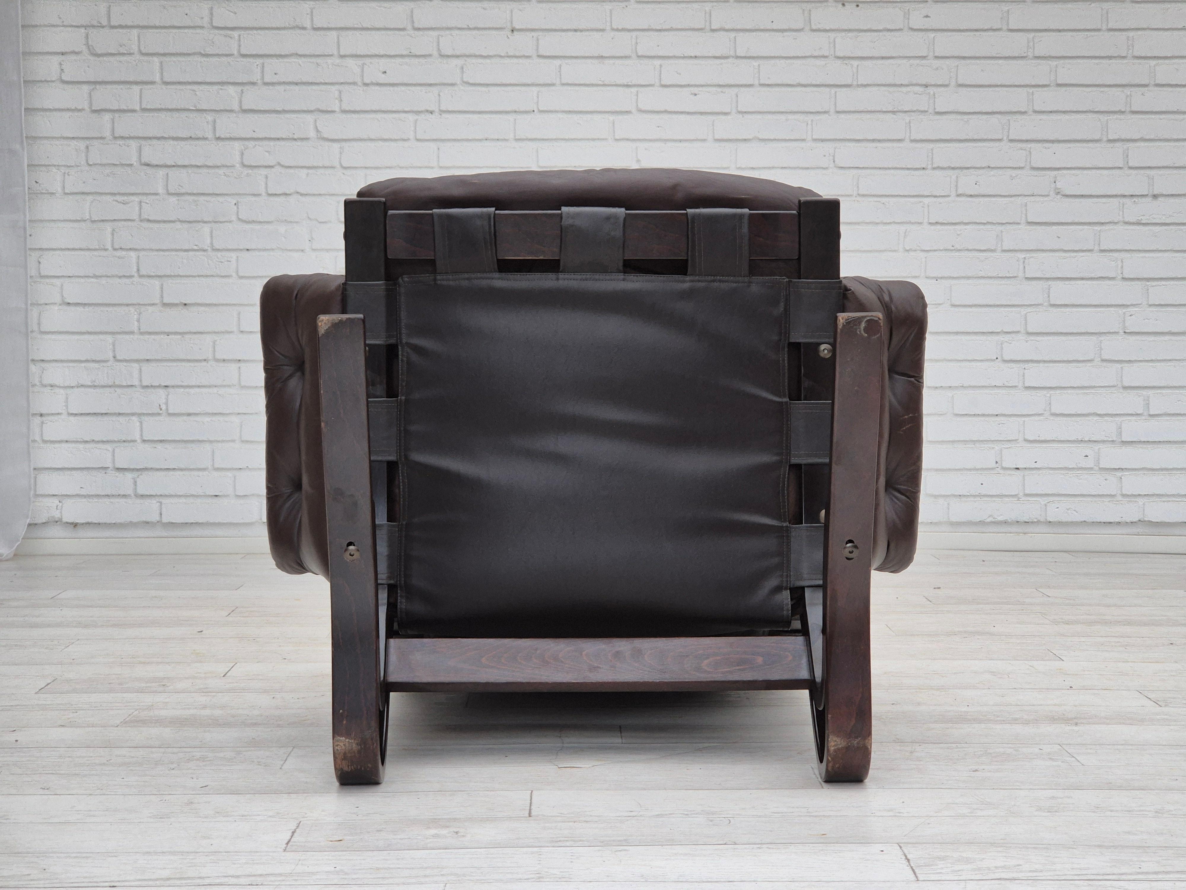 1970er Jahre, skandinavisches Design, Loungesessel, Originalzustand, Leder, gebogenes Holz im Angebot 4