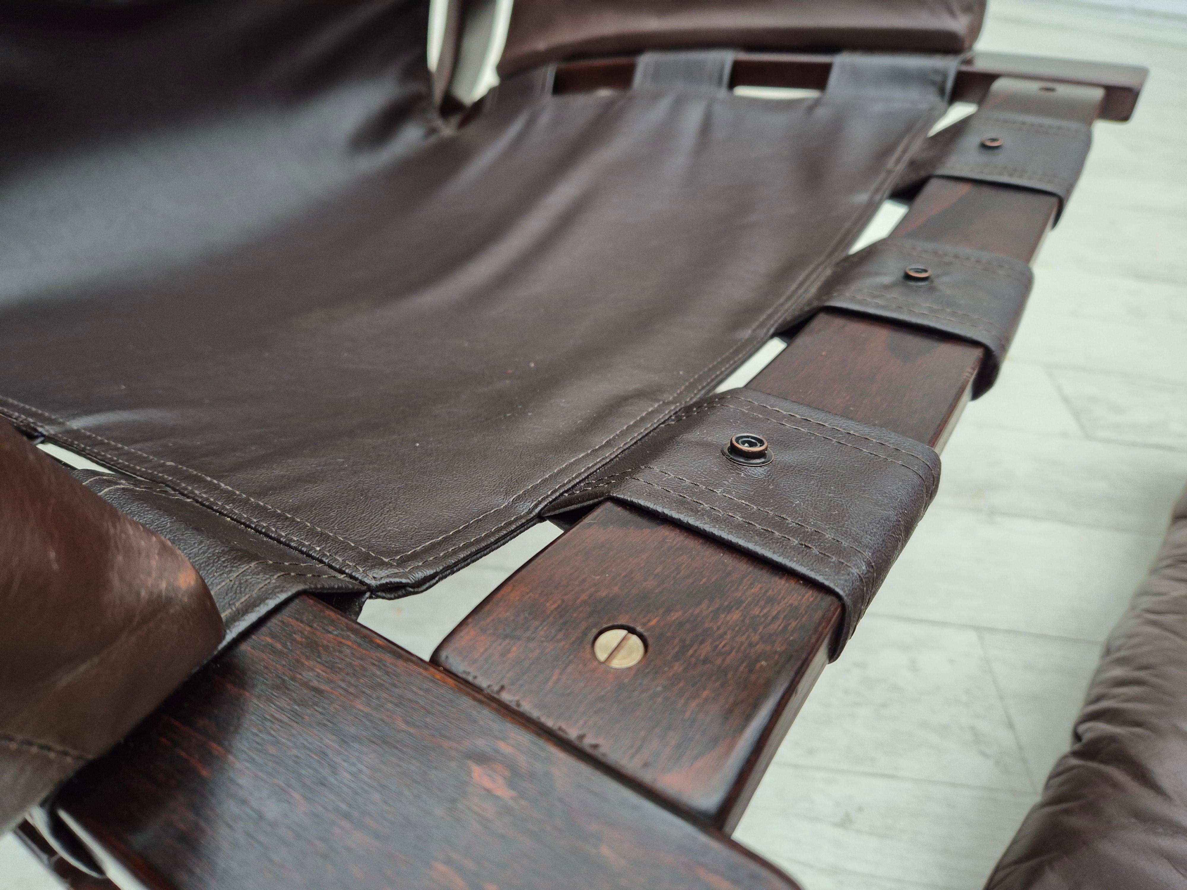 1970er Jahre, skandinavisches Design, Loungesessel, Originalzustand, Leder, gebogenes Holz im Angebot 6