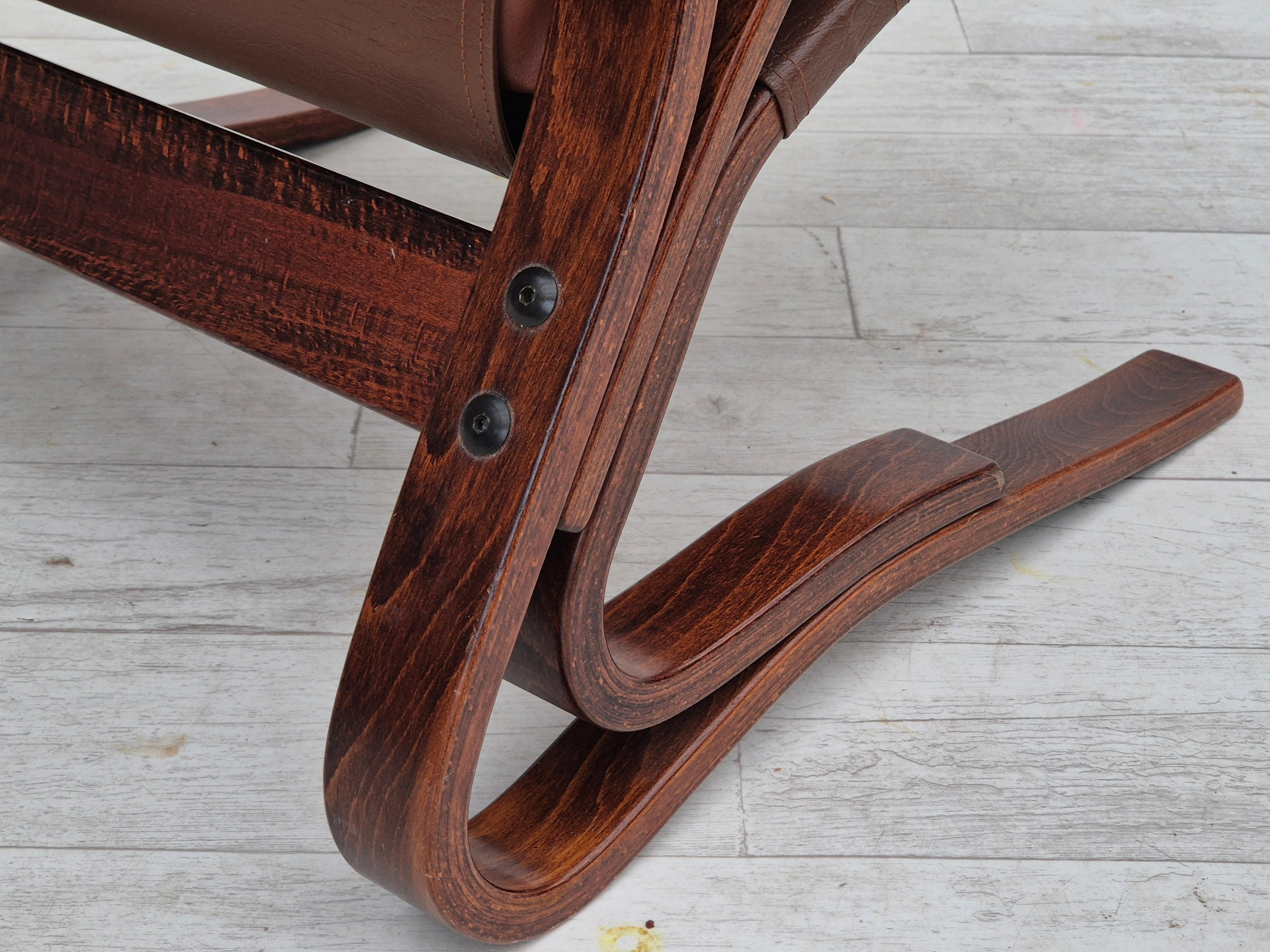1970er Jahre, skandinavisches Design, Loungesessel, Originalzustand, Leder, gebogenes Holz im Angebot 8