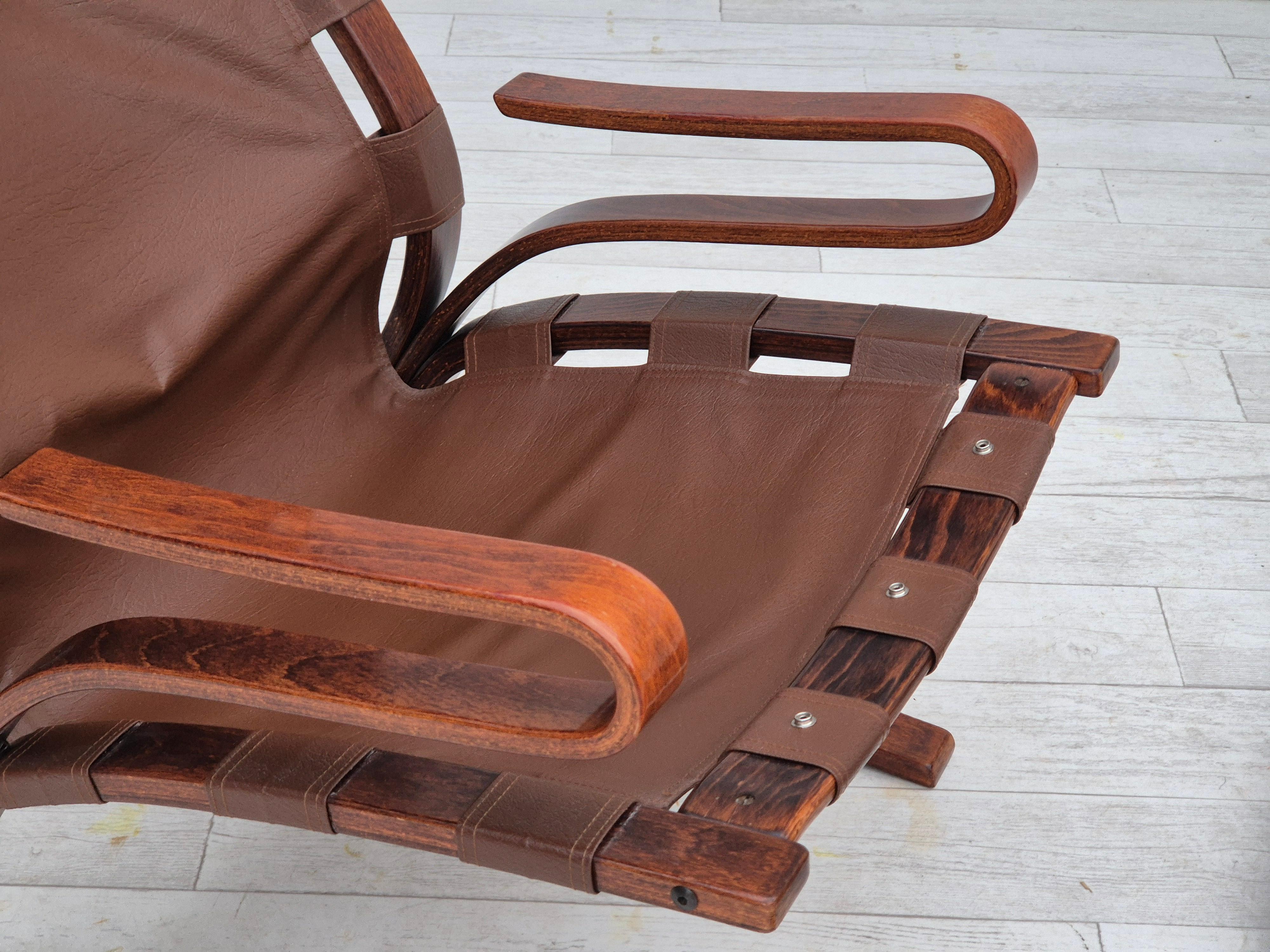 1970er Jahre, skandinavisches Design, Loungesessel, Originalzustand, Leder, gebogenes Holz im Angebot 10