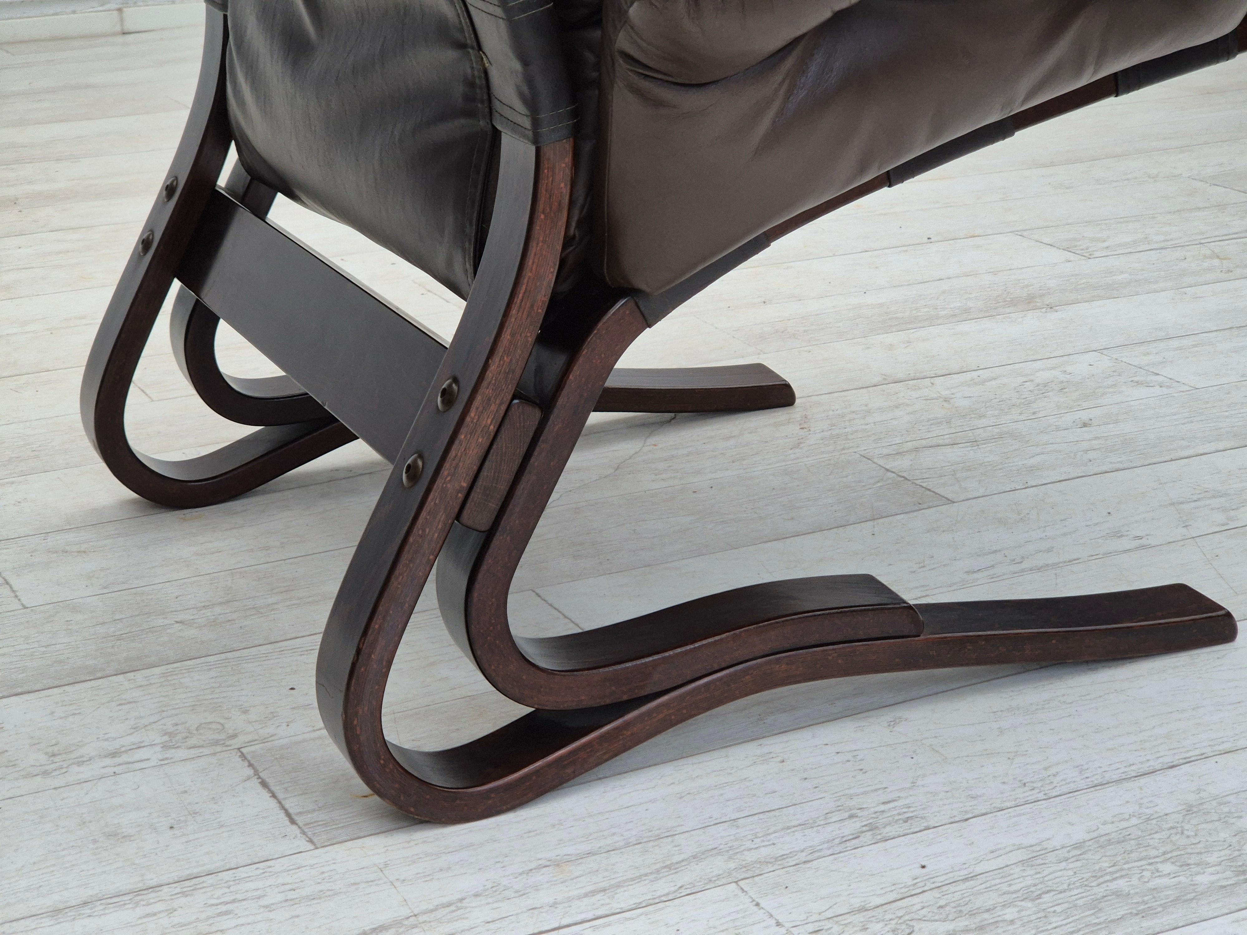 1970er Jahre, skandinavisches Design, Loungesessel, Originalzustand, Leder, gebogenes Holz im Angebot 10