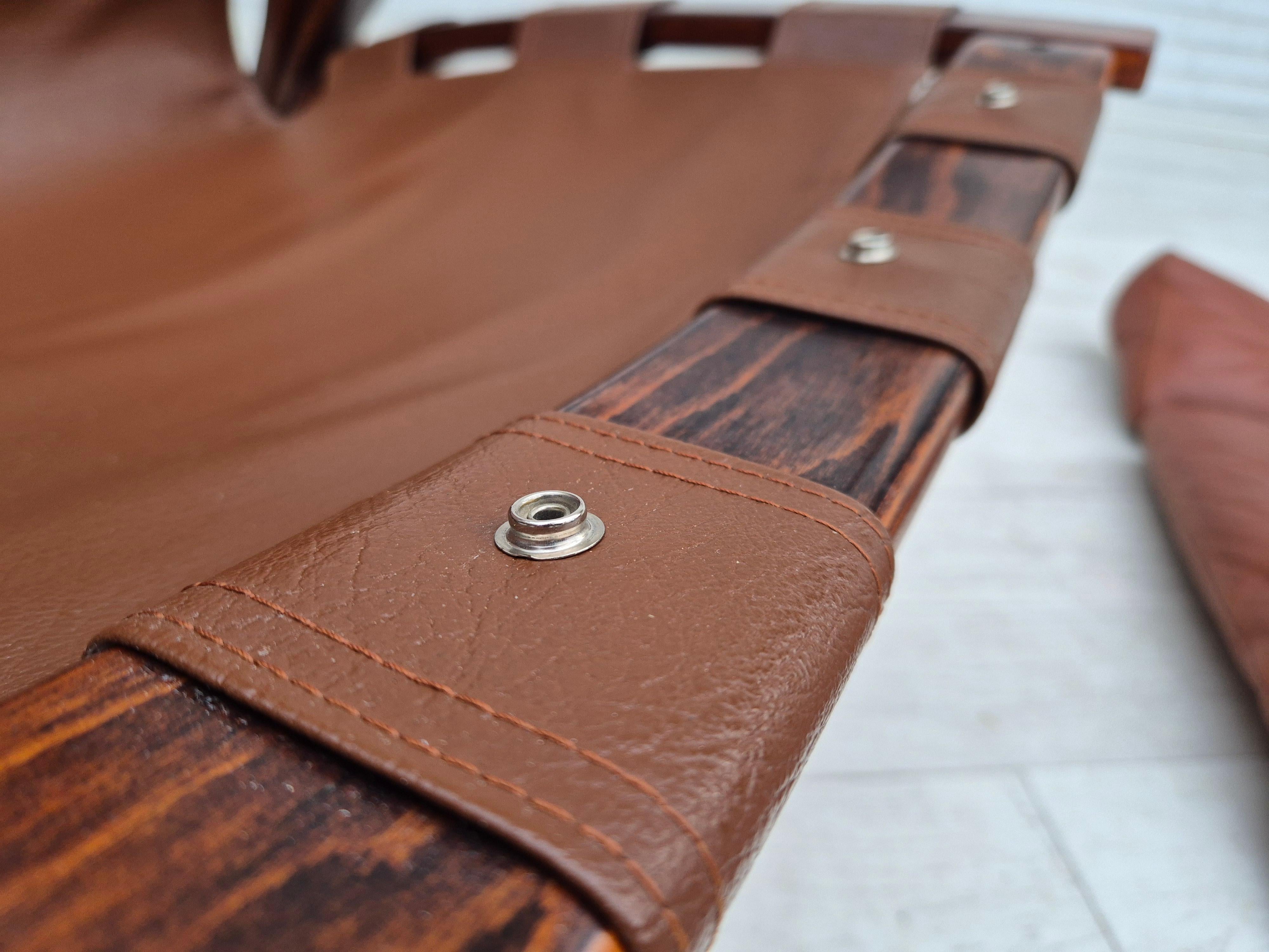 1970er Jahre, skandinavisches Design, Loungesessel, Originalzustand, Leder, gebogenes Holz im Angebot 11