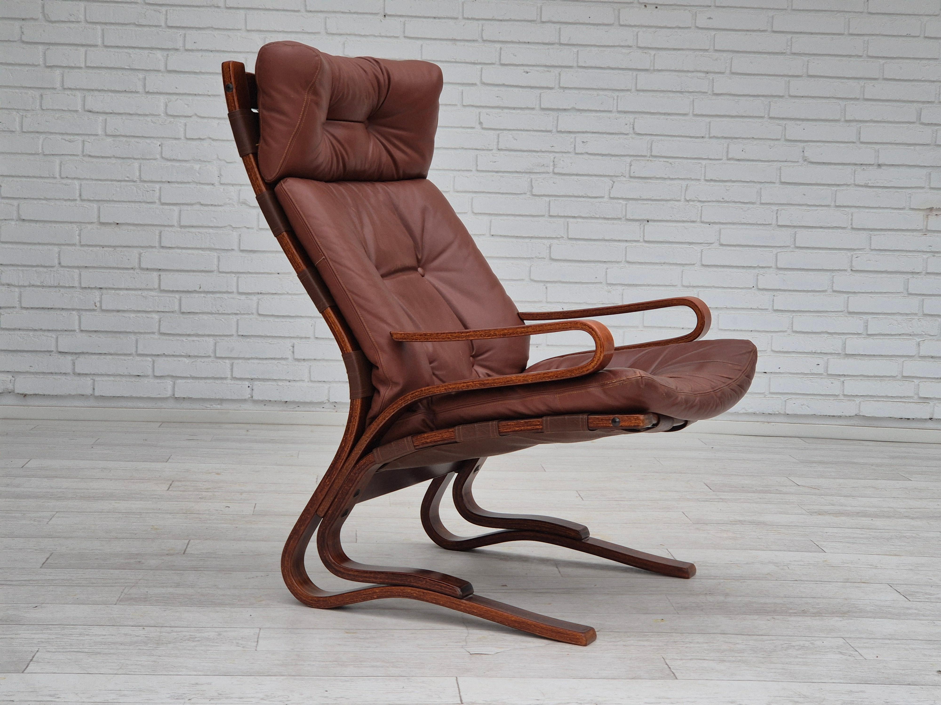 1970er Jahre, skandinavisches Design. Loungesessel in sehr gutem Originalzustand: keine Gerüche, keine Flecken, stabile Konstruktion. Original braunes Möbelleder, gebogenes Holz. Die Stühle sind im klassischen skandinavischen Design der 70-80er