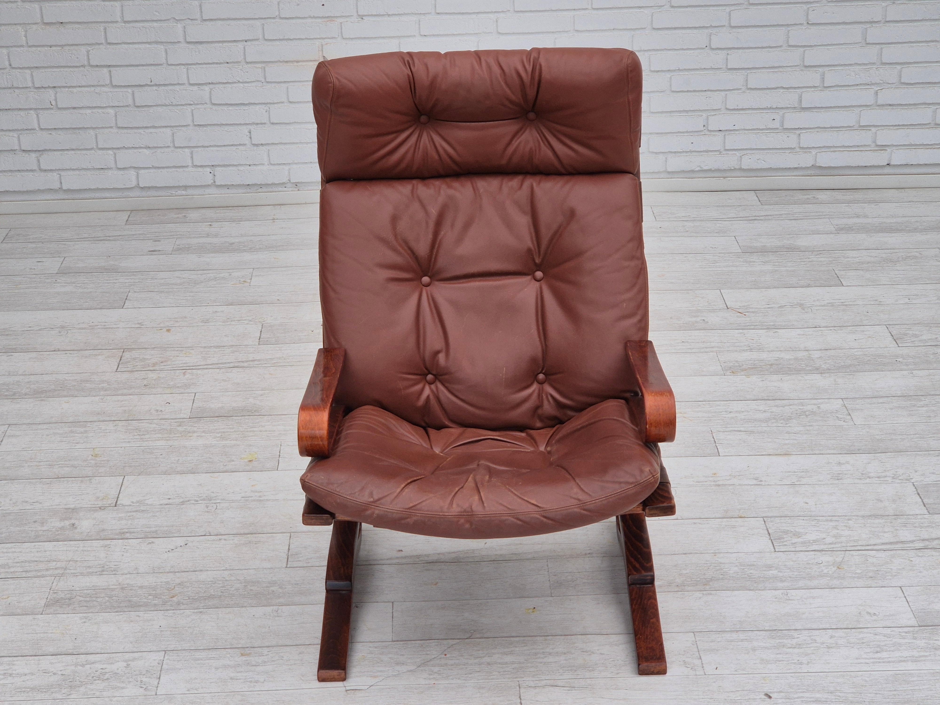 1970er Jahre, skandinavisches Design, Loungesessel, Originalzustand, Leder, gebogenes Holz (Dänisch) im Angebot