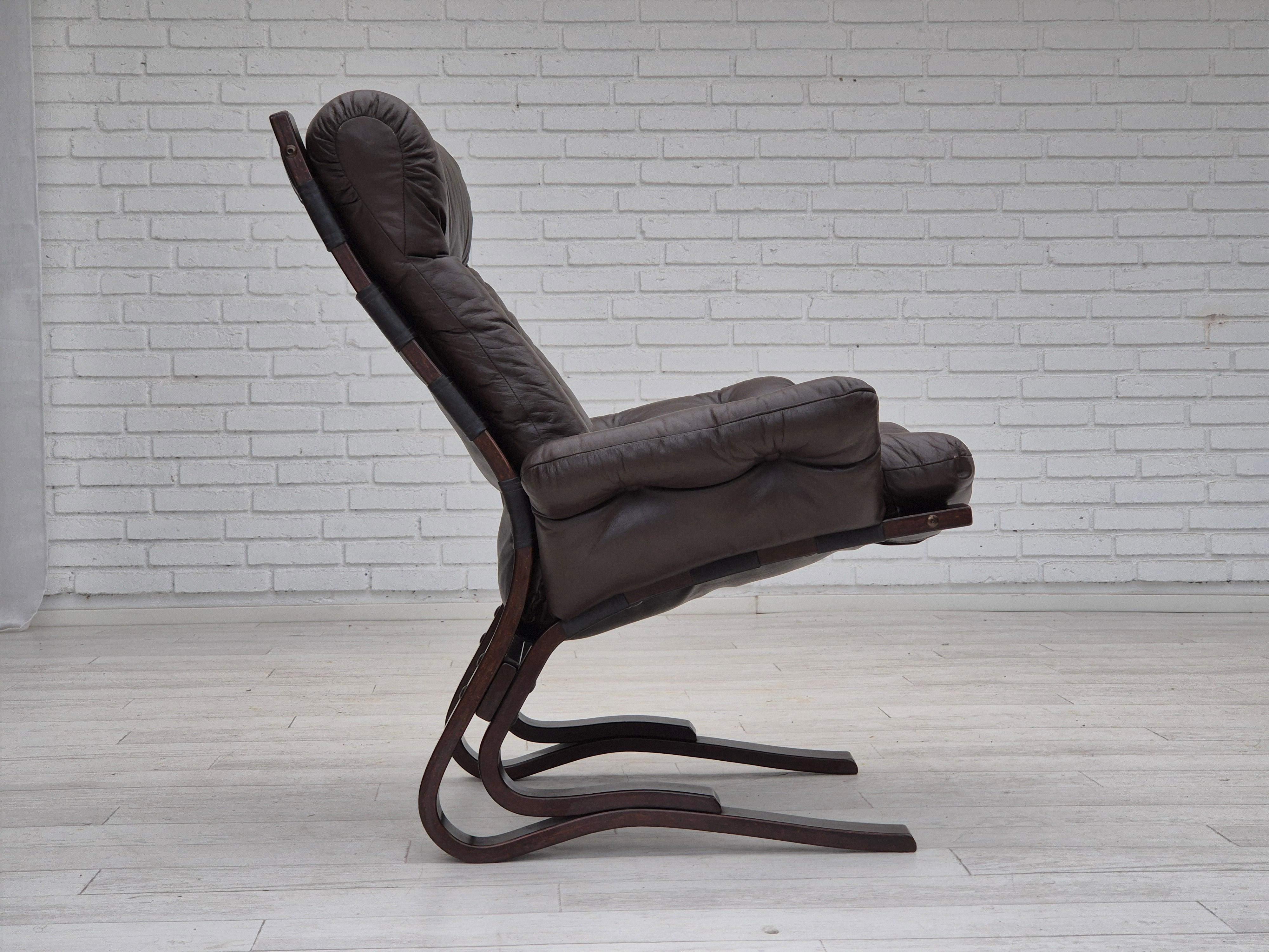 1970er Jahre, skandinavisches Design, Loungesessel, Originalzustand, Leder, gebogenes Holz (Norwegisch) im Angebot