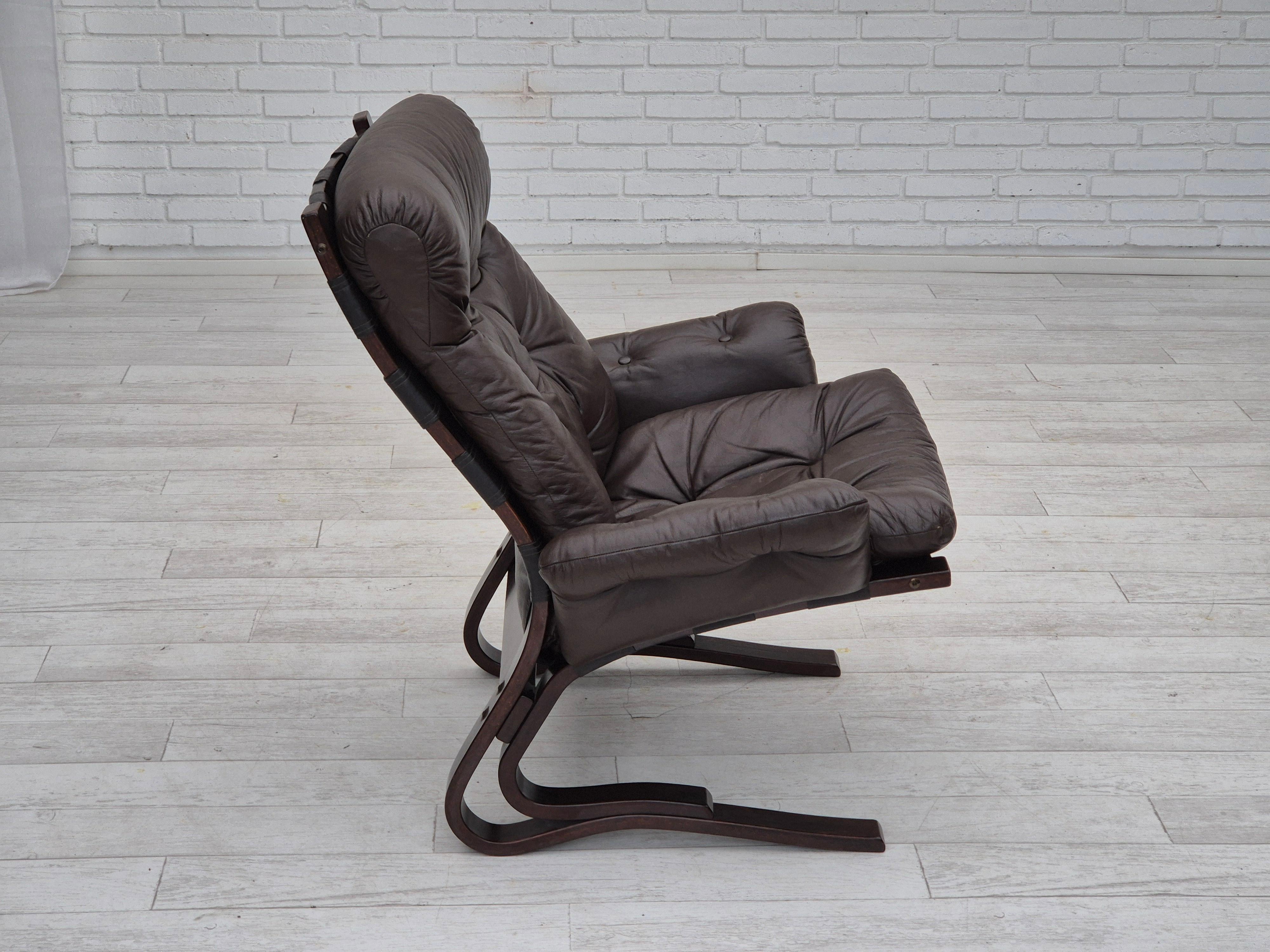 1970er Jahre, skandinavisches Design, Loungesessel, Originalzustand, Leder, gebogenes Holz im Zustand „Gut“ im Angebot in Tarm, 82