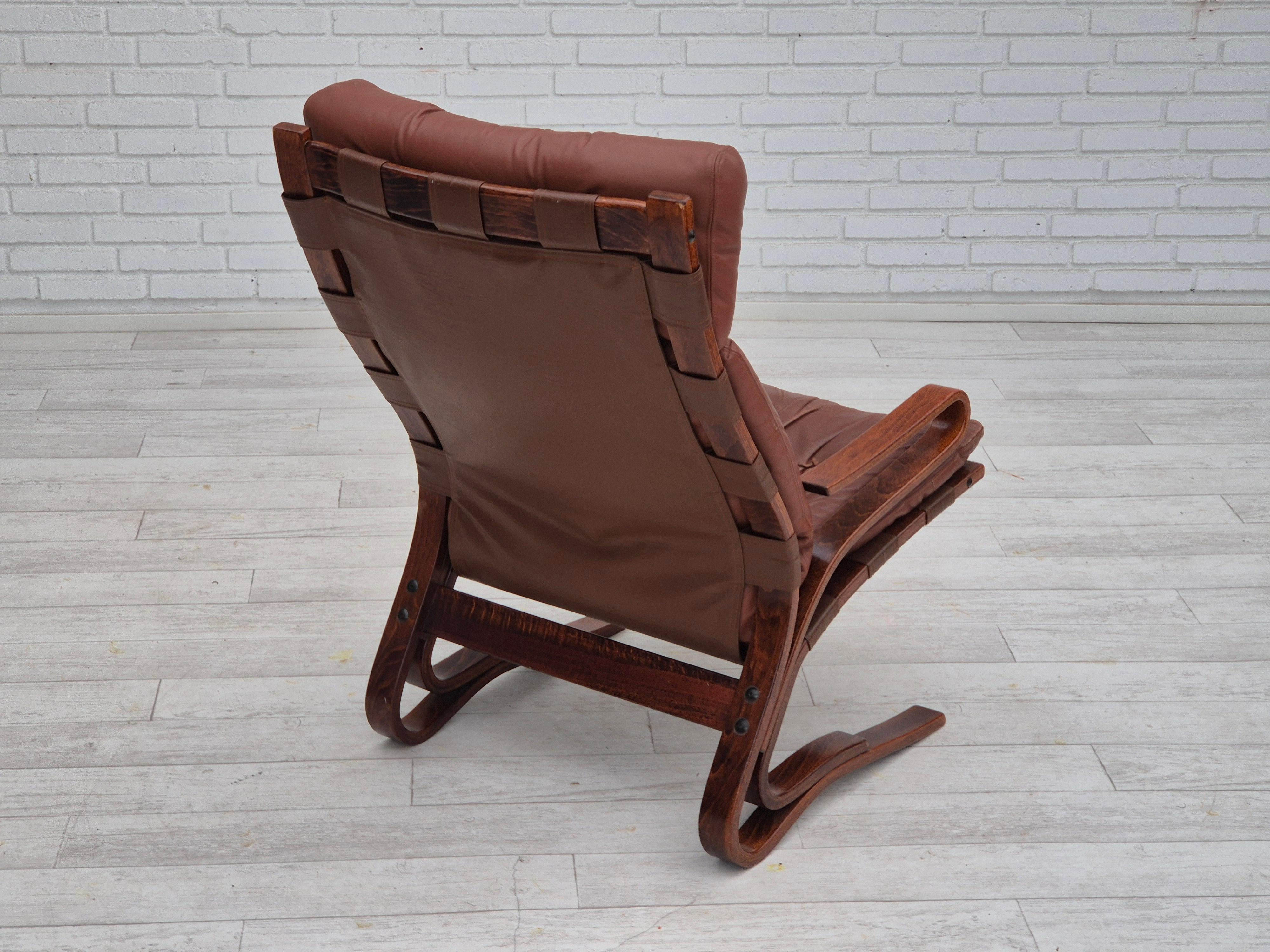 1970er Jahre, skandinavisches Design, Loungesessel, Originalzustand, Leder, gebogenes Holz (Ende des 20. Jahrhunderts) im Angebot