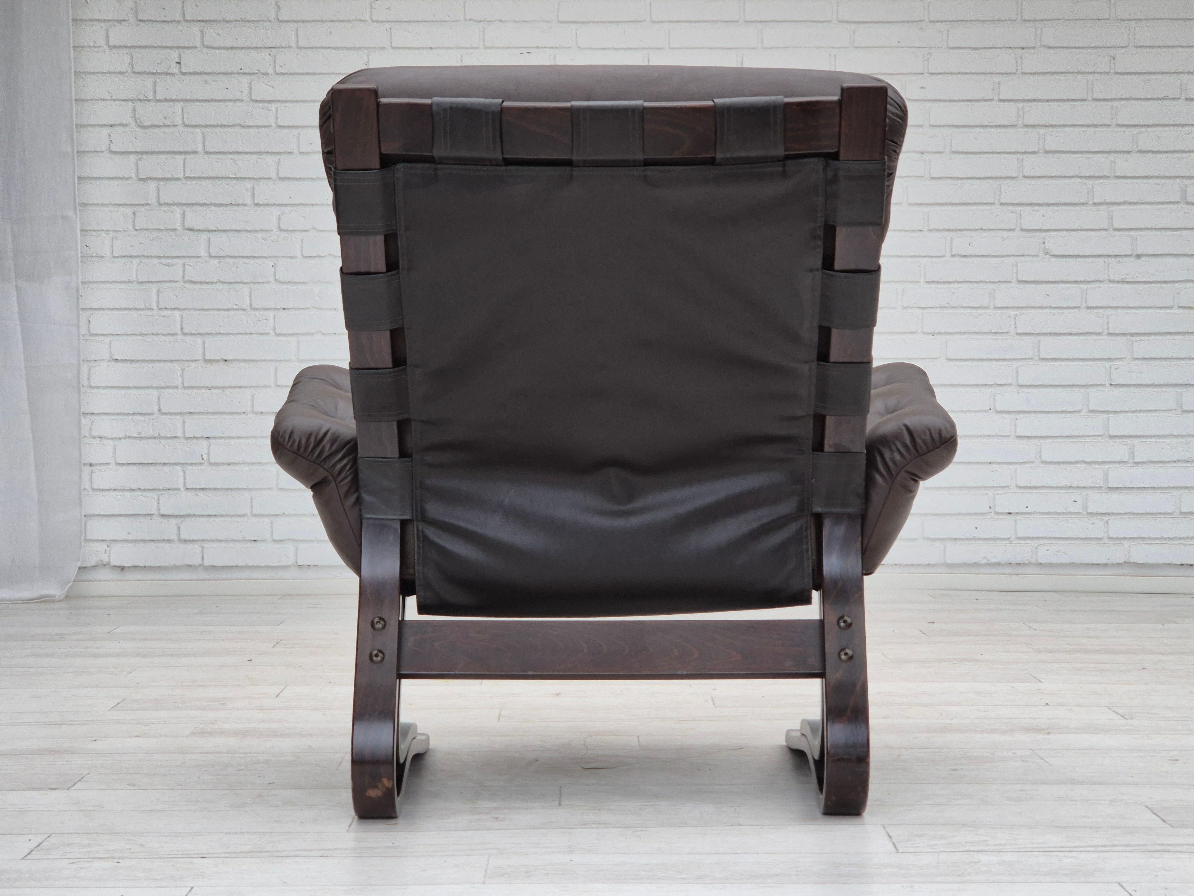 1970er Jahre, skandinavisches Design, Loungesessel, Originalzustand, Leder, gebogenes Holz (Ende des 20. Jahrhunderts) im Angebot