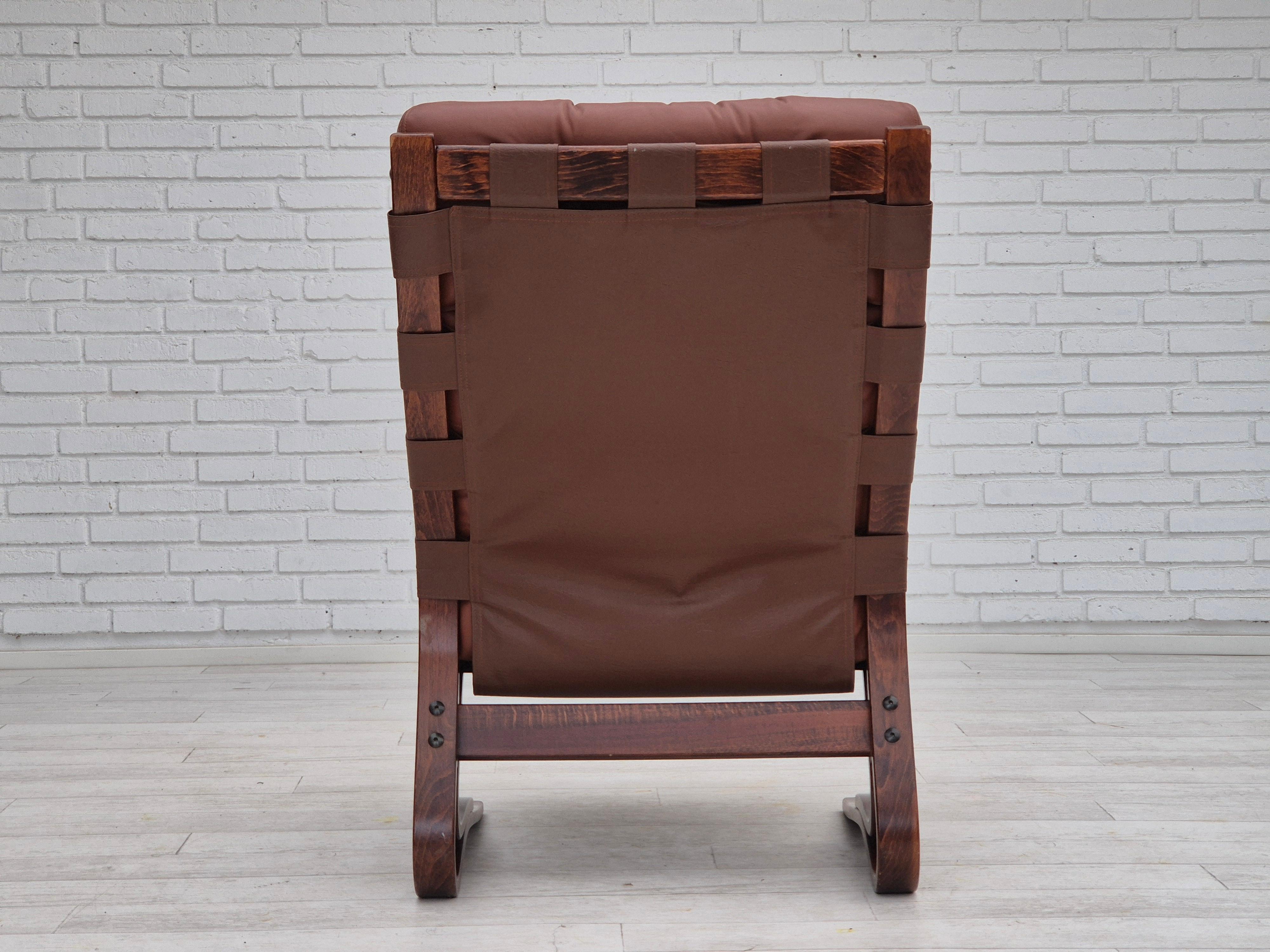 1970er Jahre, skandinavisches Design, Loungesessel, Originalzustand, Leder, gebogenes Holz im Angebot 1