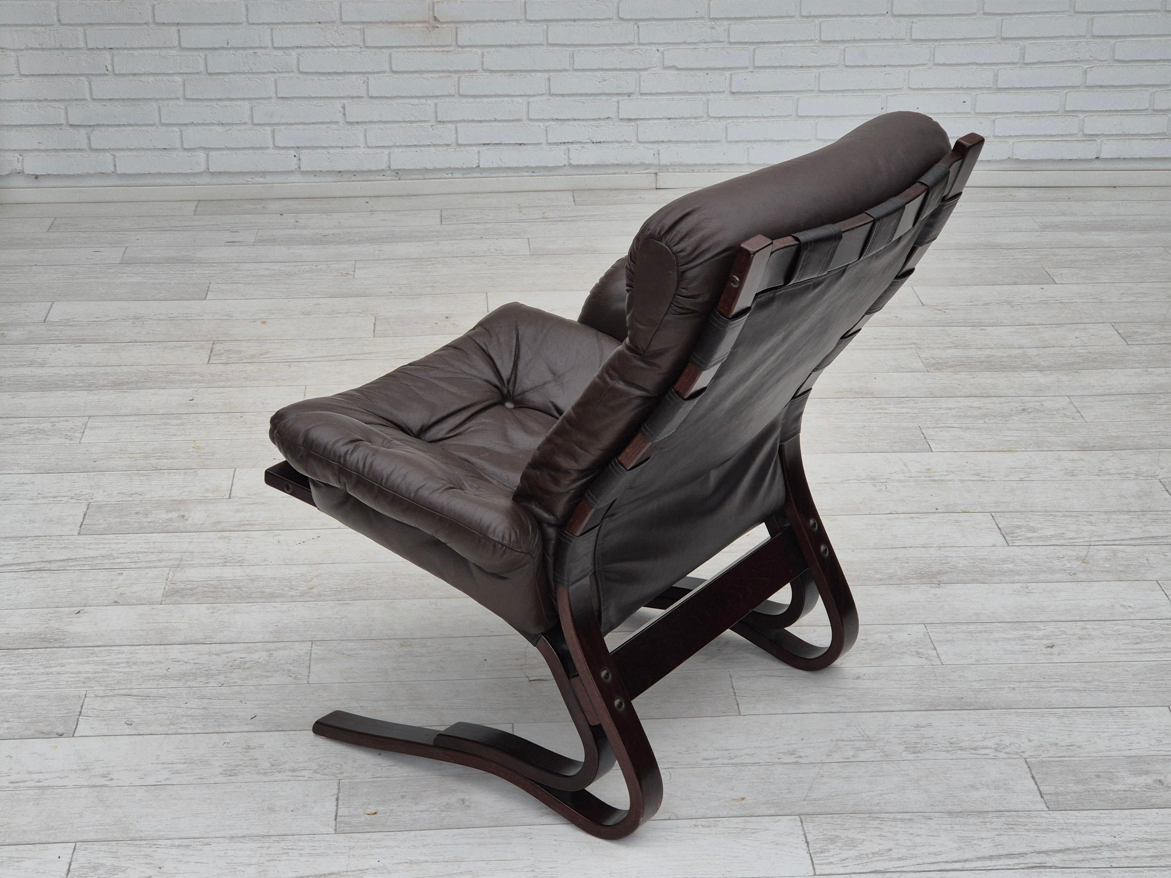 1970er Jahre, skandinavisches Design, Loungesessel, Originalzustand, Leder, gebogenes Holz im Angebot 1