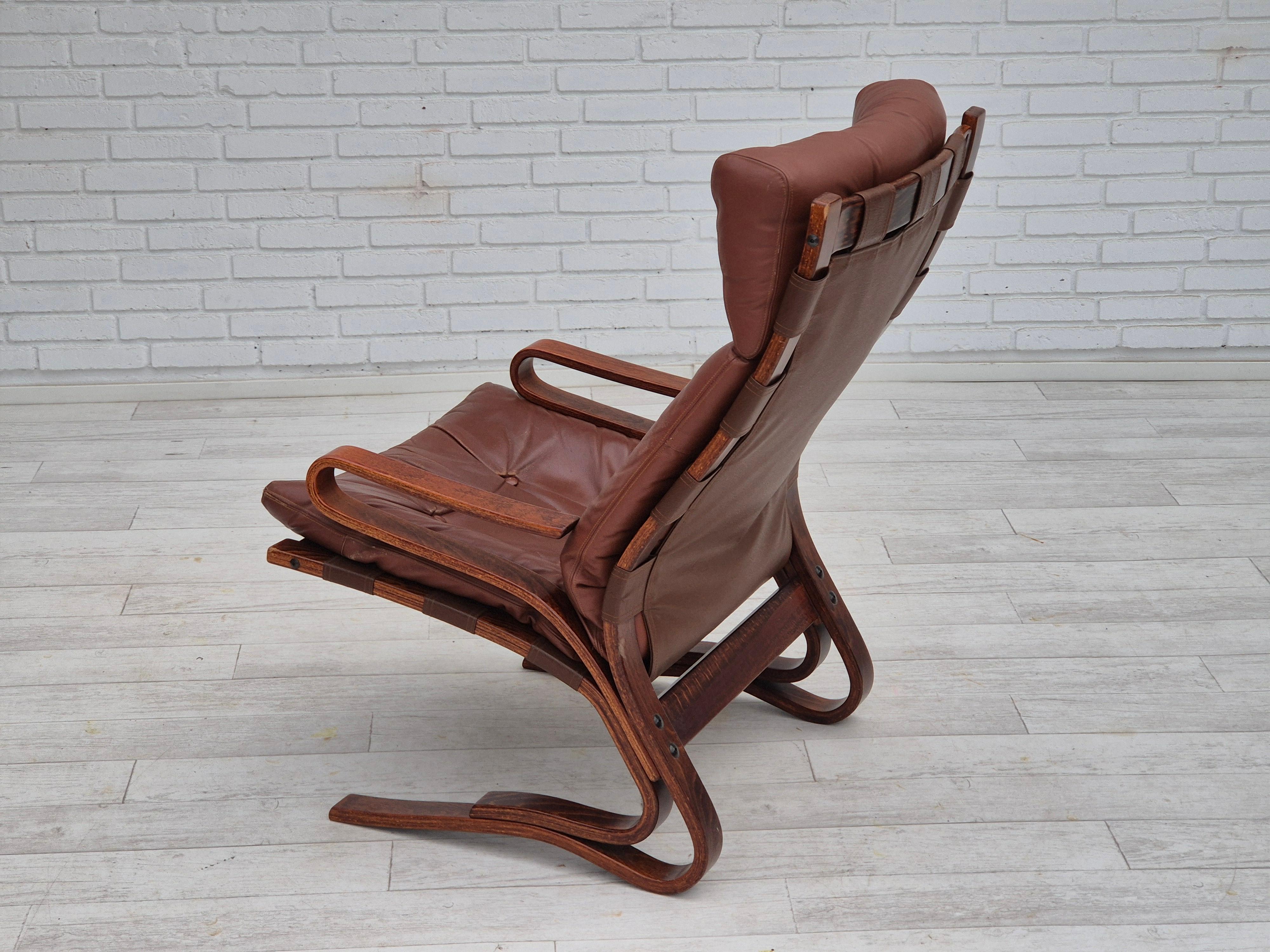 1970er Jahre, skandinavisches Design, Loungesessel, Originalzustand, Leder, gebogenes Holz im Angebot 2