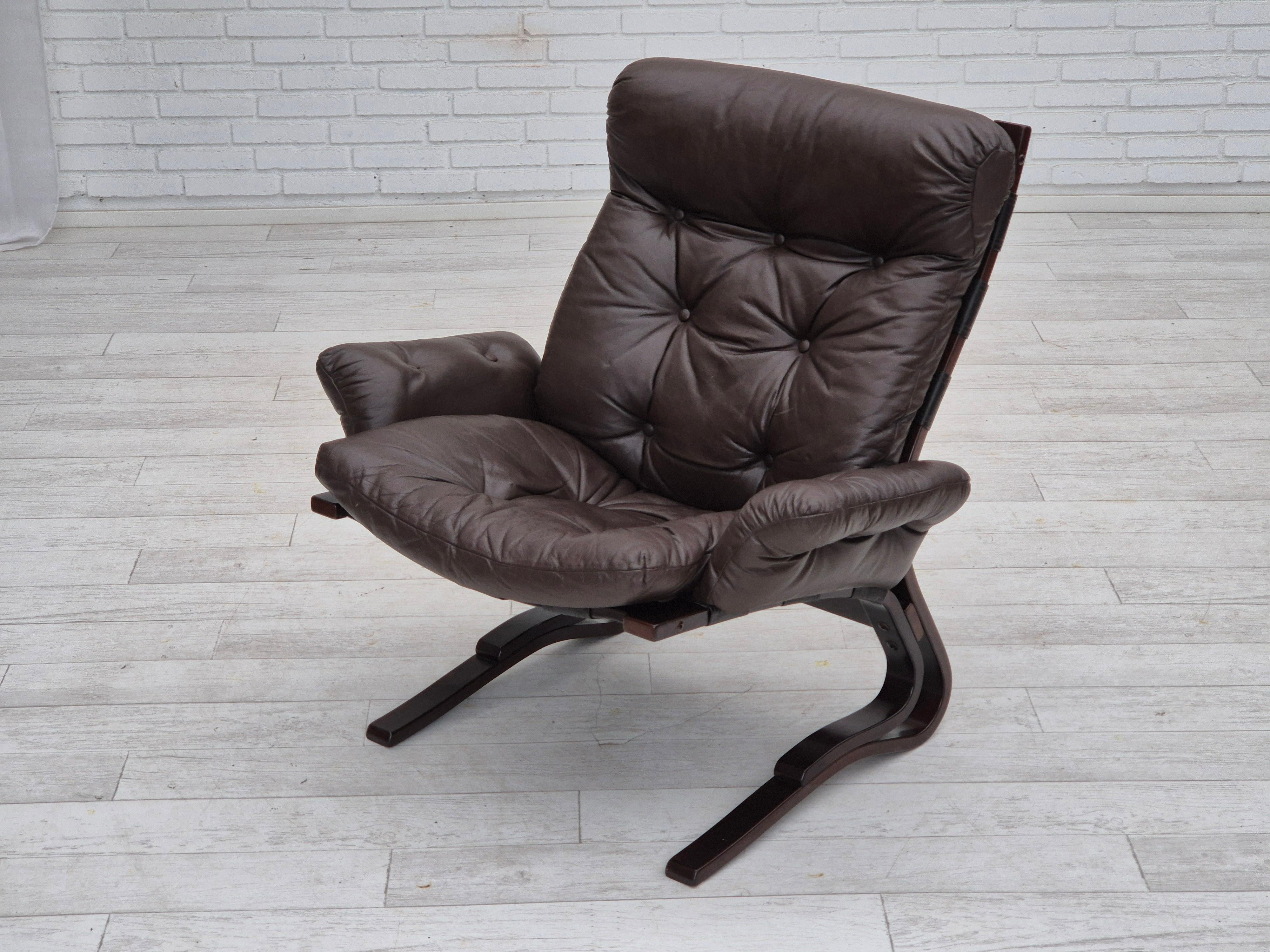 1970er Jahre, skandinavisches Design, Loungesessel, Originalzustand, Leder, gebogenes Holz im Angebot 2
