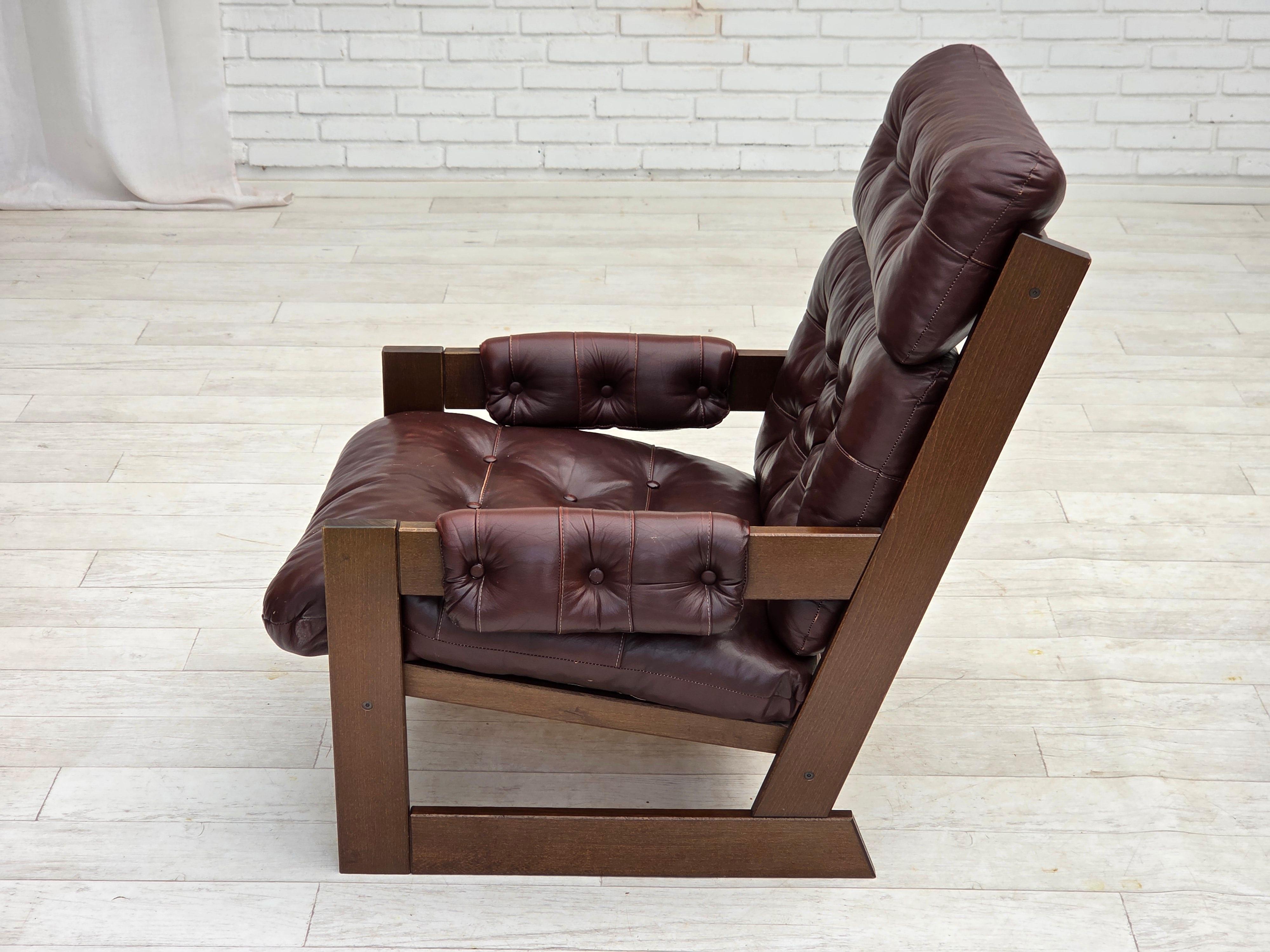 Años 70, sillón escandinavo de respaldo alto, muebles de cuero marrón, madera de haya oscura. en venta 3