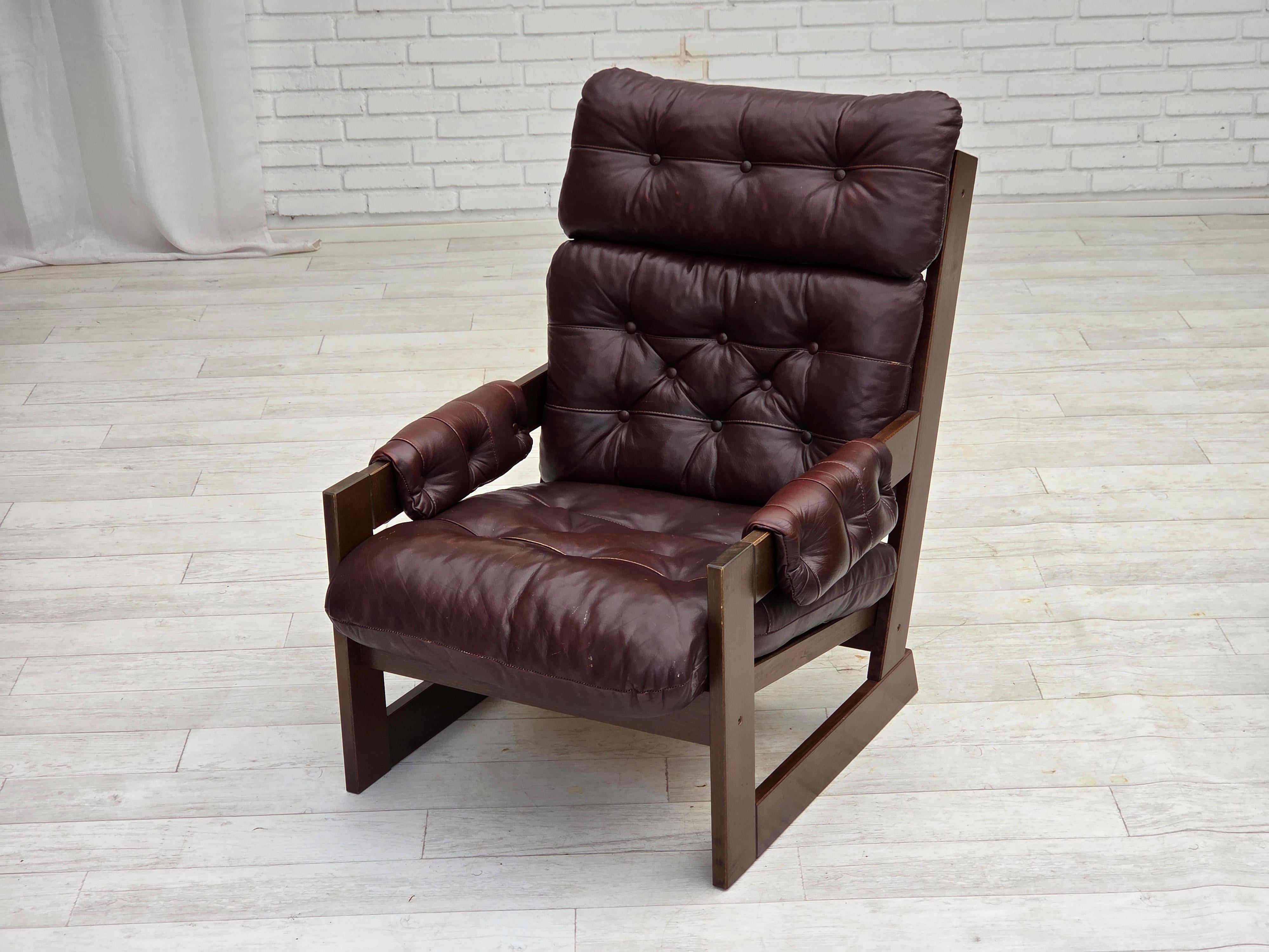 Años 70, sillón escandinavo de respaldo alto, muebles de cuero marrón, madera de haya oscura. en venta 4