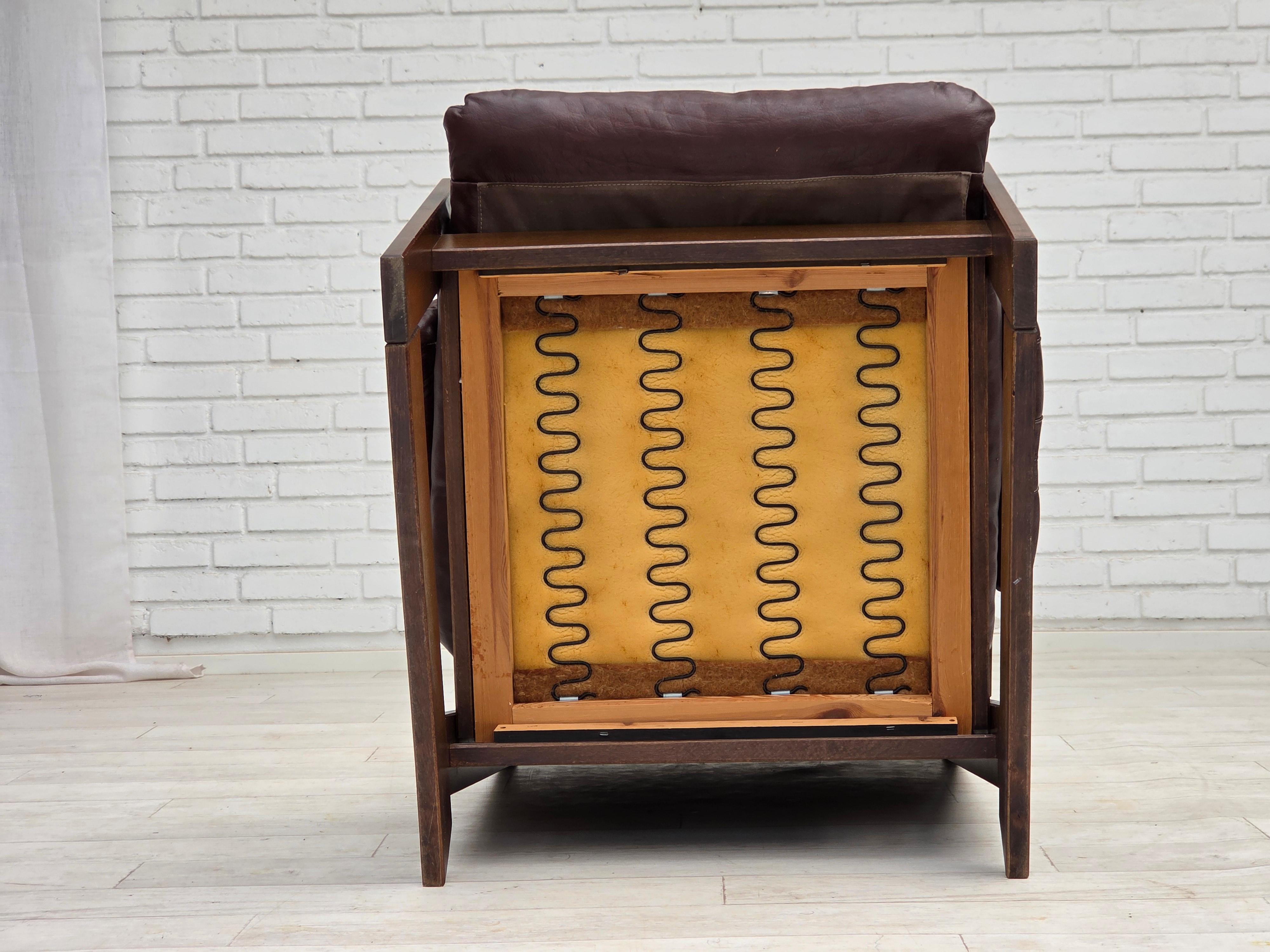 Años 70, sillón escandinavo de respaldo alto, muebles de cuero marrón, madera de haya oscura. en venta 5