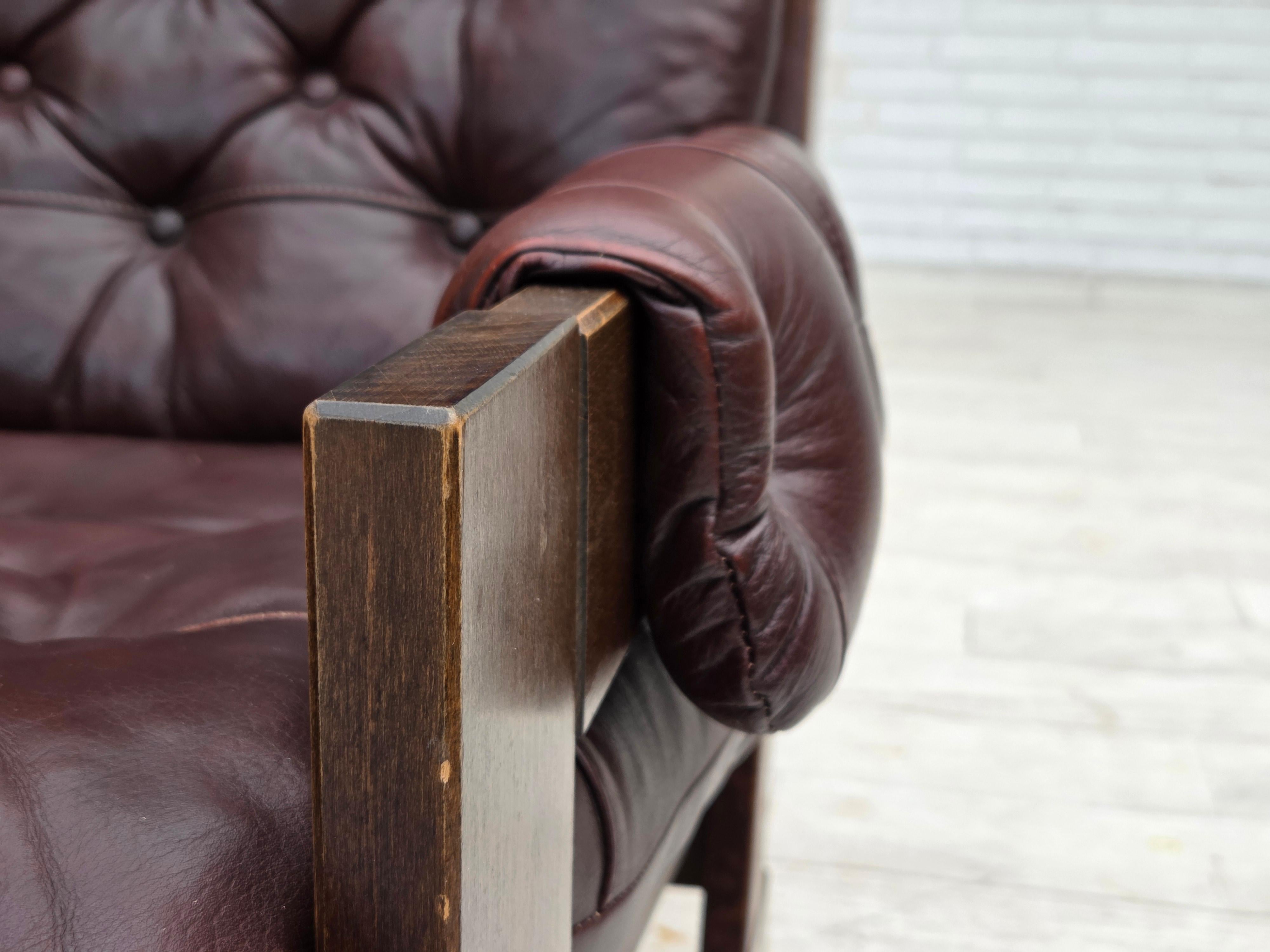 Años 70, sillón escandinavo de respaldo alto, muebles de cuero marrón, madera de haya oscura. en venta 6