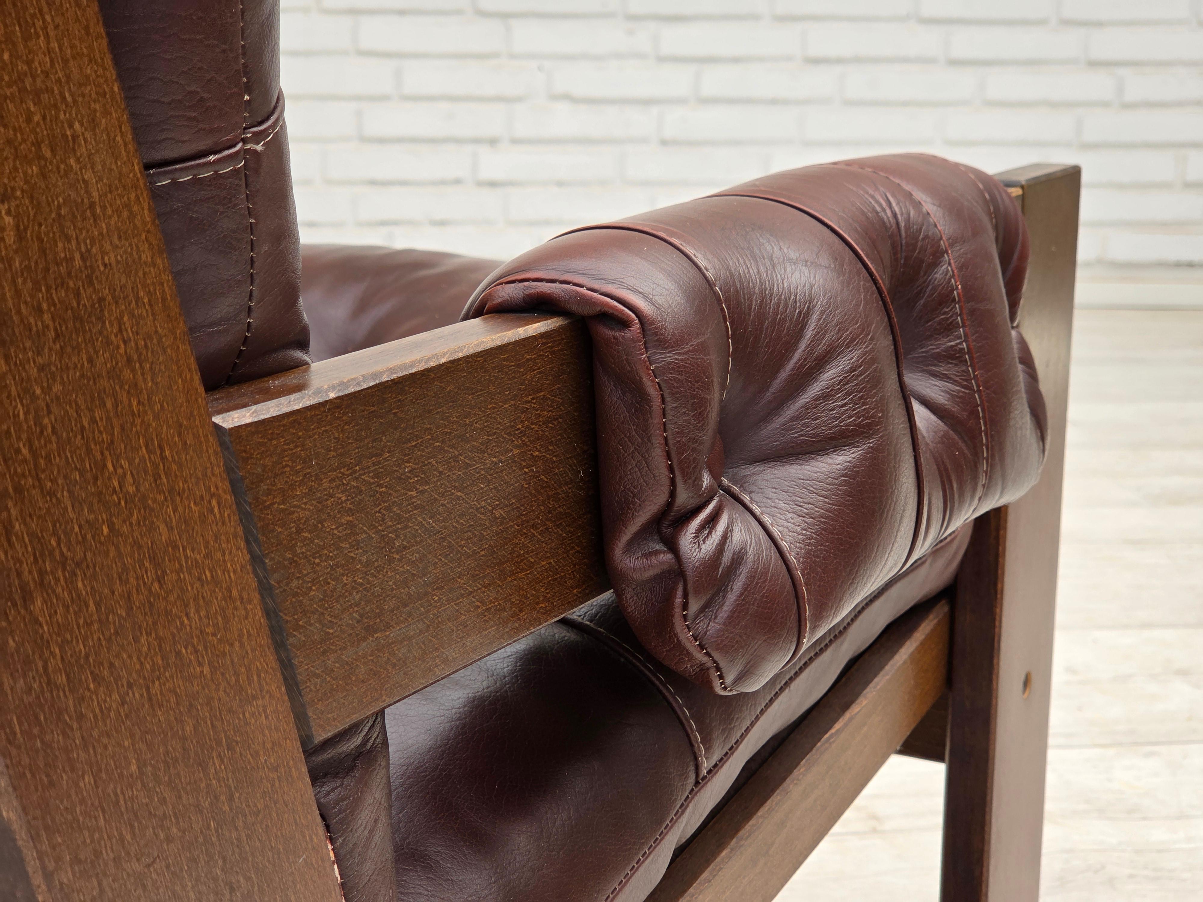 Años 70, sillón escandinavo de respaldo alto, muebles de cuero marrón, madera de haya oscura. en venta 7