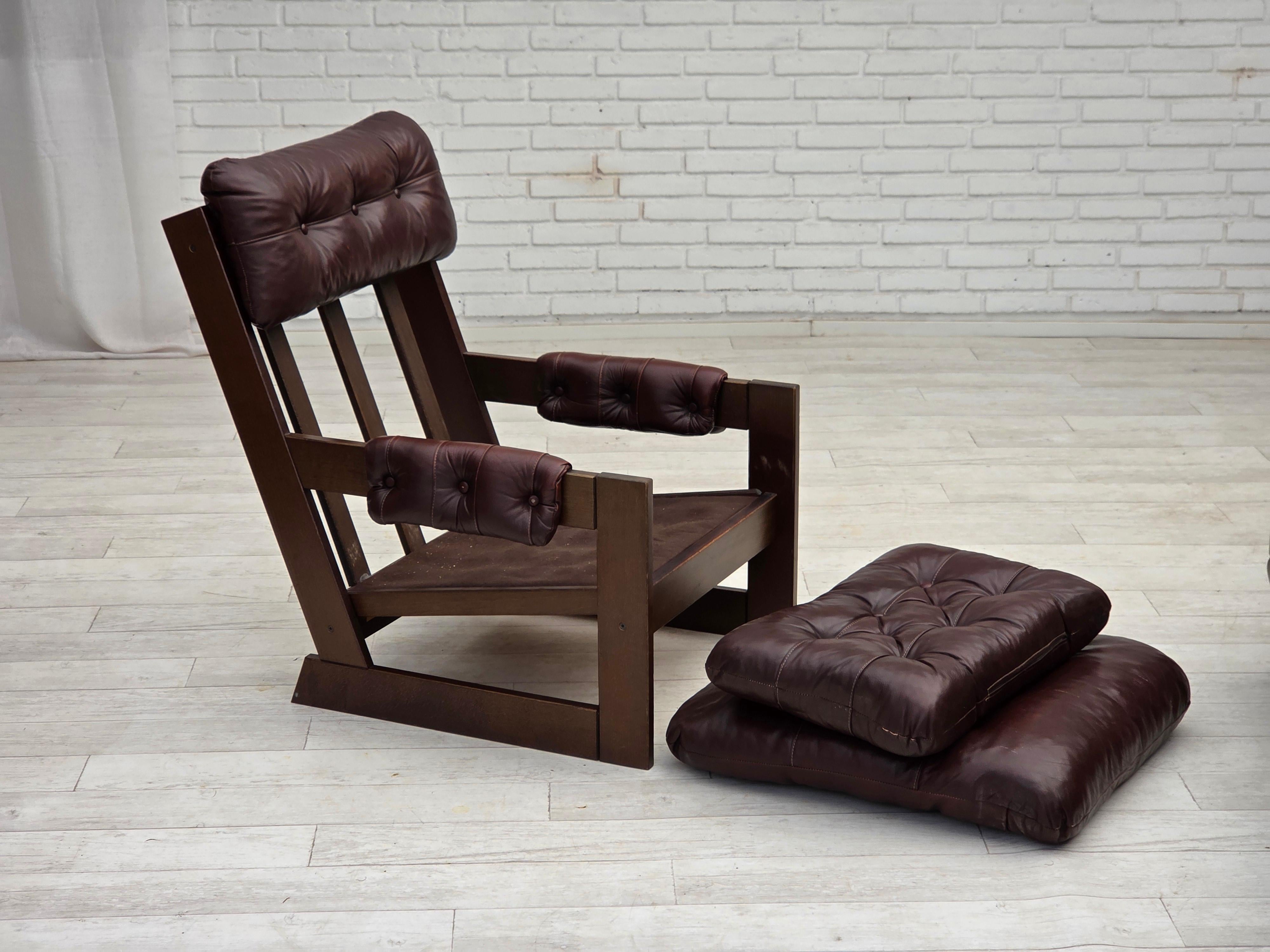 Años 70, sillón escandinavo de respaldo alto, muebles de cuero marrón, madera de haya oscura. en venta 9