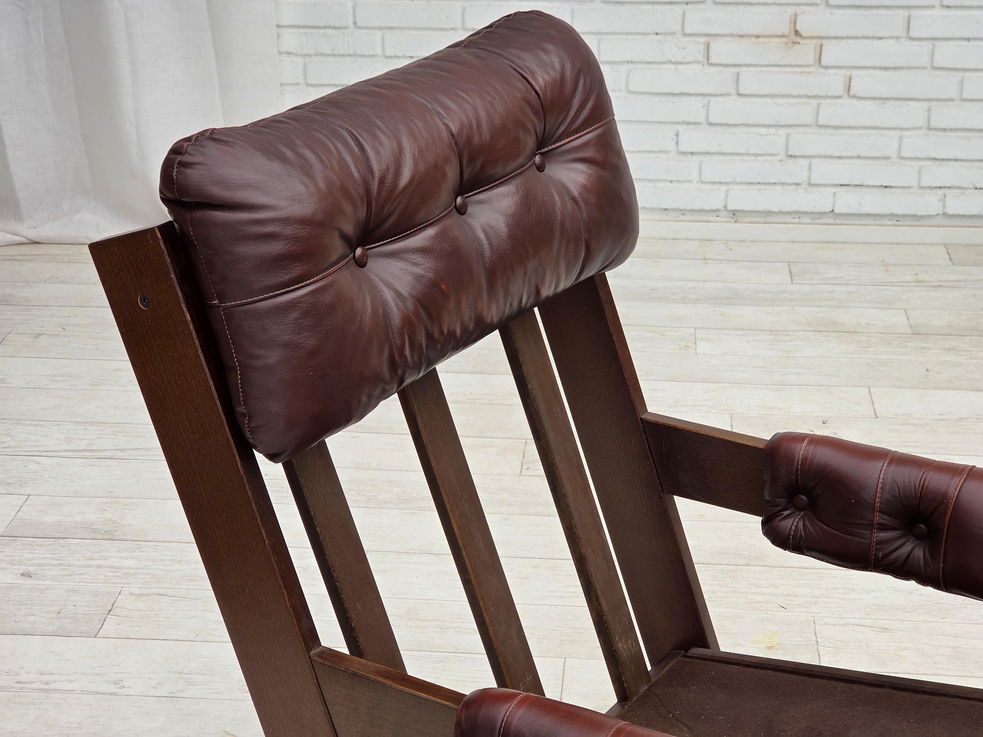Años 70, sillón escandinavo de respaldo alto, muebles de cuero marrón, madera de haya oscura. en venta 10