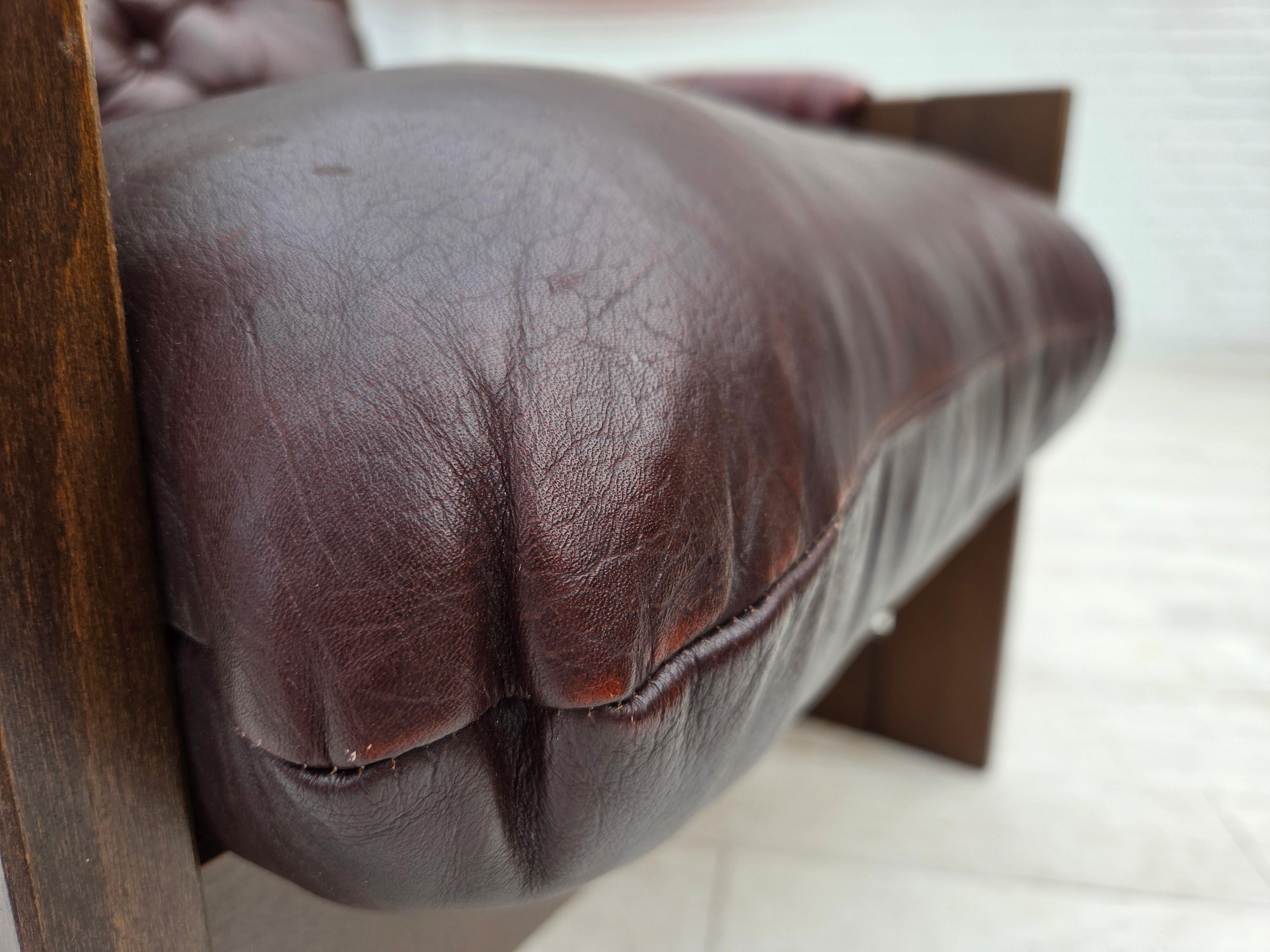 Años 70, sillón escandinavo de respaldo alto, muebles de cuero marrón, madera de haya oscura. en venta 11