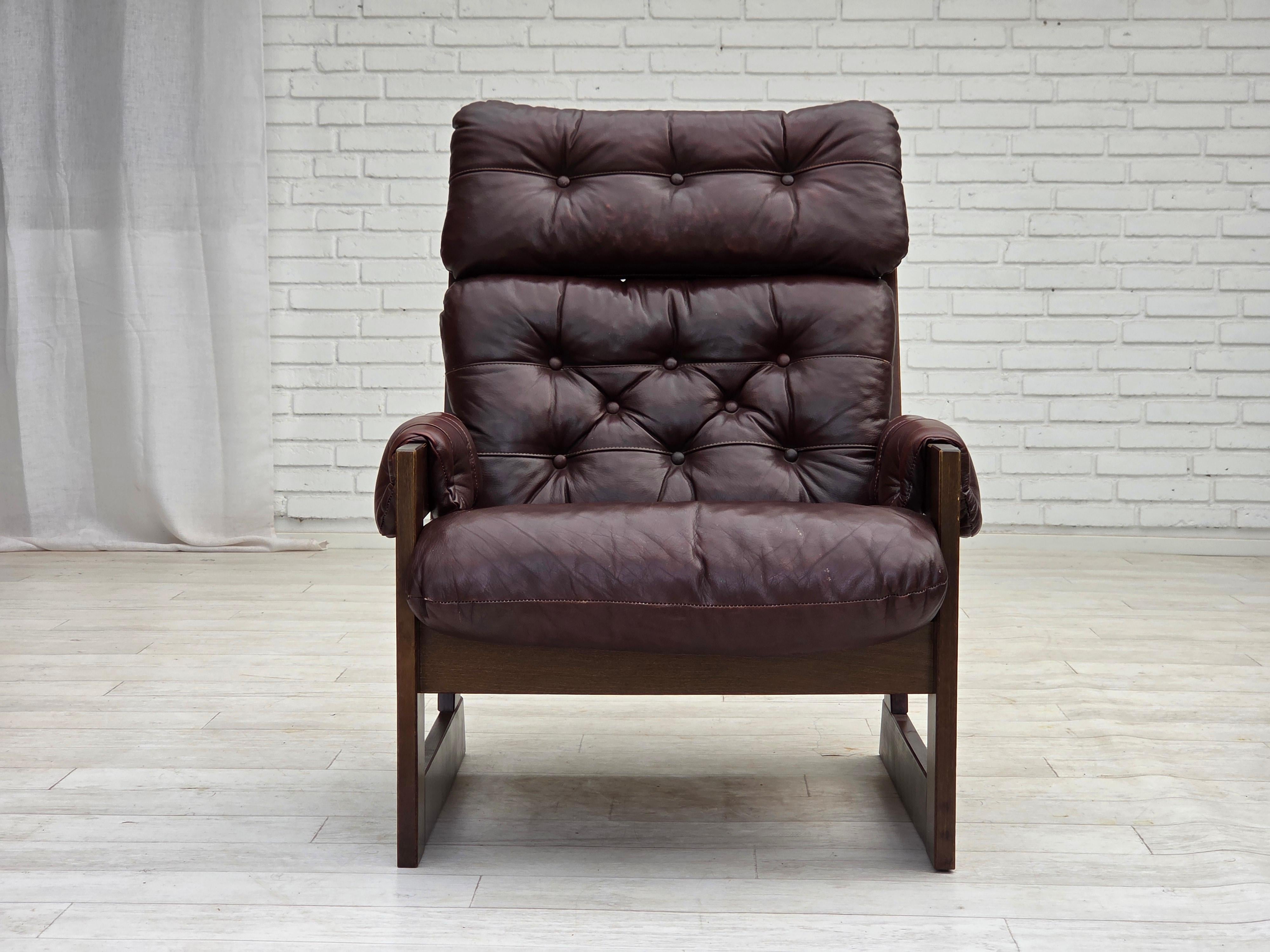 Años 70, sillón escandinavo de respaldo alto, muebles de cuero marrón, madera de haya oscura. Escandinavo moderno en venta