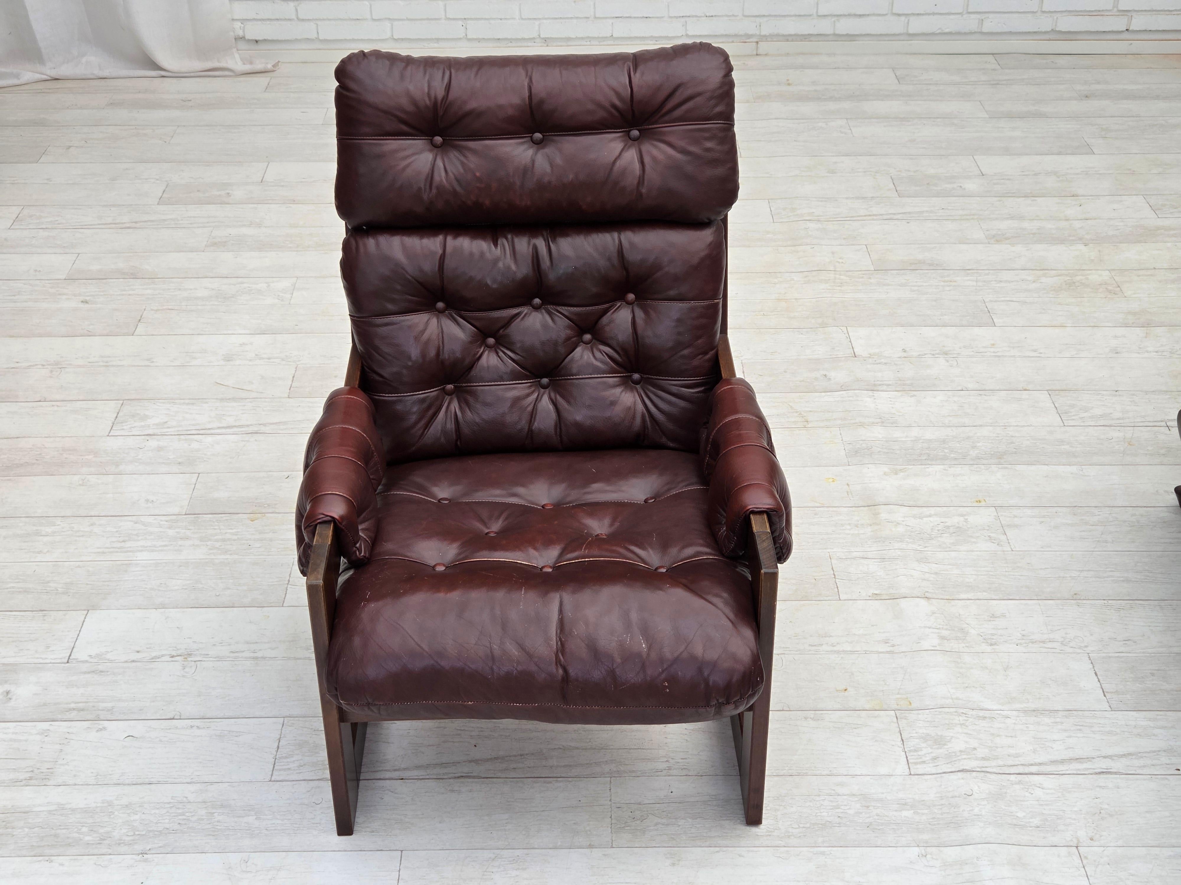 Años 70, sillón escandinavo de respaldo alto, muebles de cuero marrón, madera de haya oscura. Danés en venta