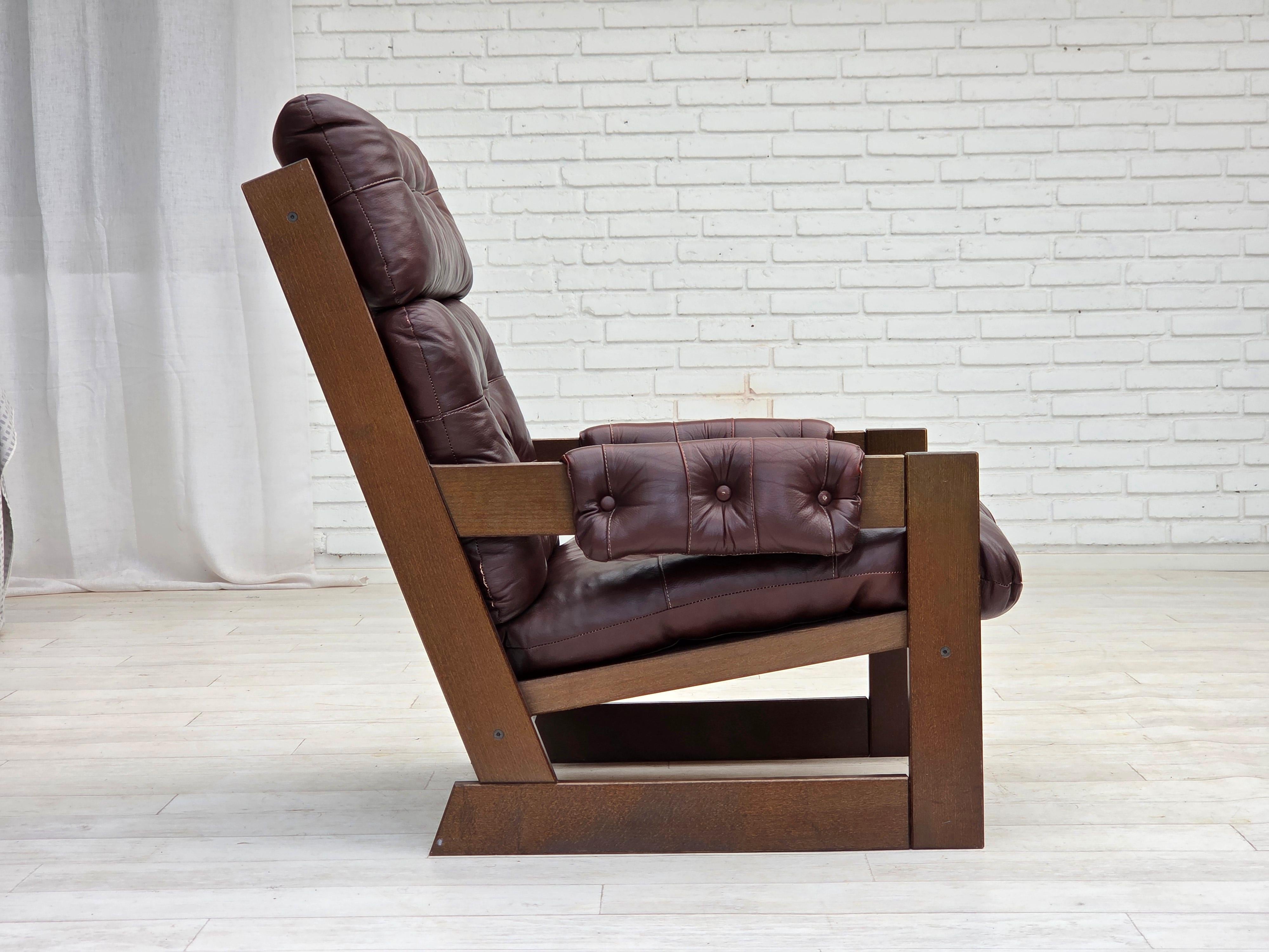Años 70, sillón escandinavo de respaldo alto, muebles de cuero marrón, madera de haya oscura. en Bueno estado para la venta en Tarm, 82