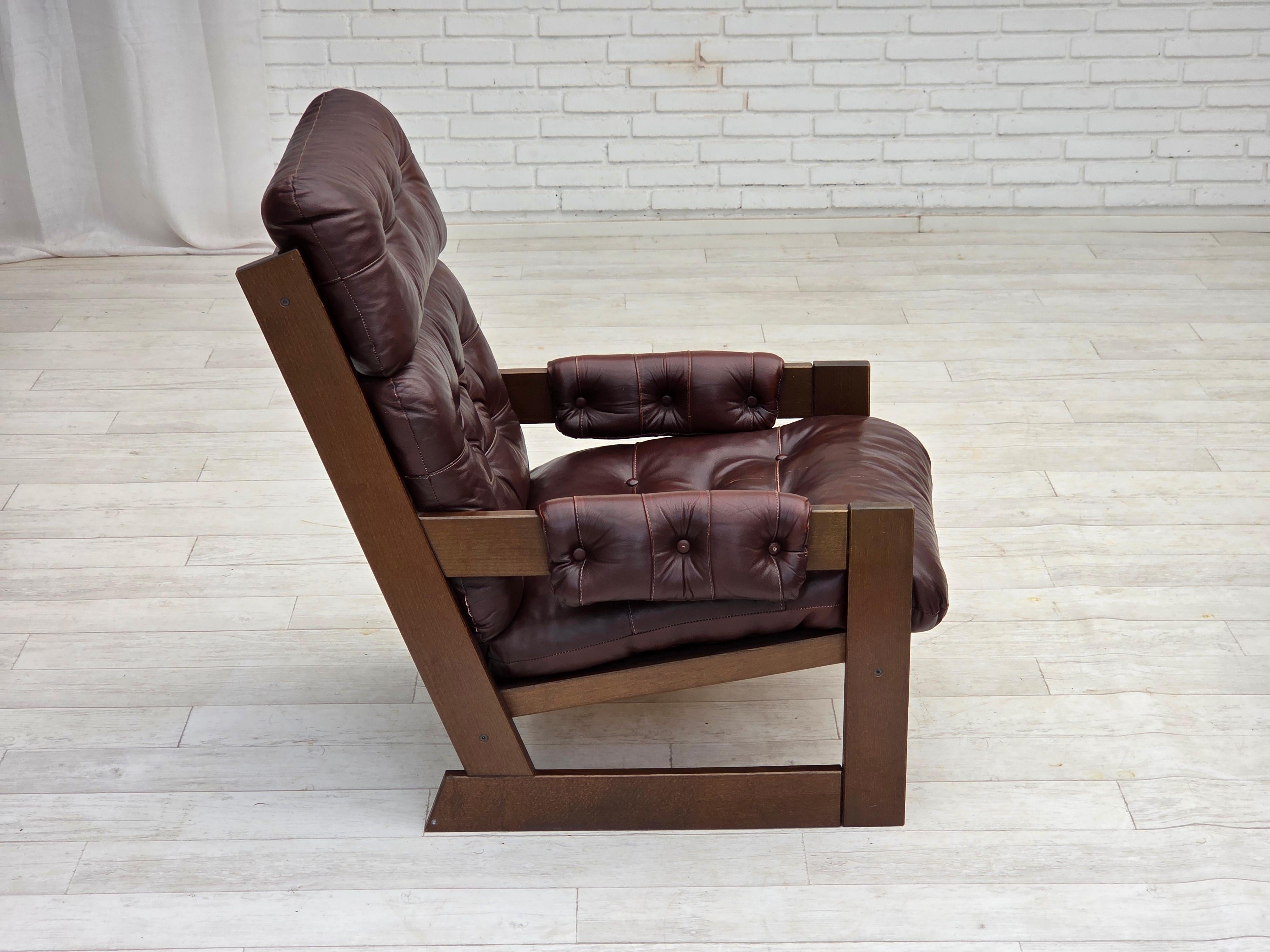 Años 70, sillón escandinavo de respaldo alto, muebles de cuero marrón, madera de haya oscura. finales del siglo XX en venta