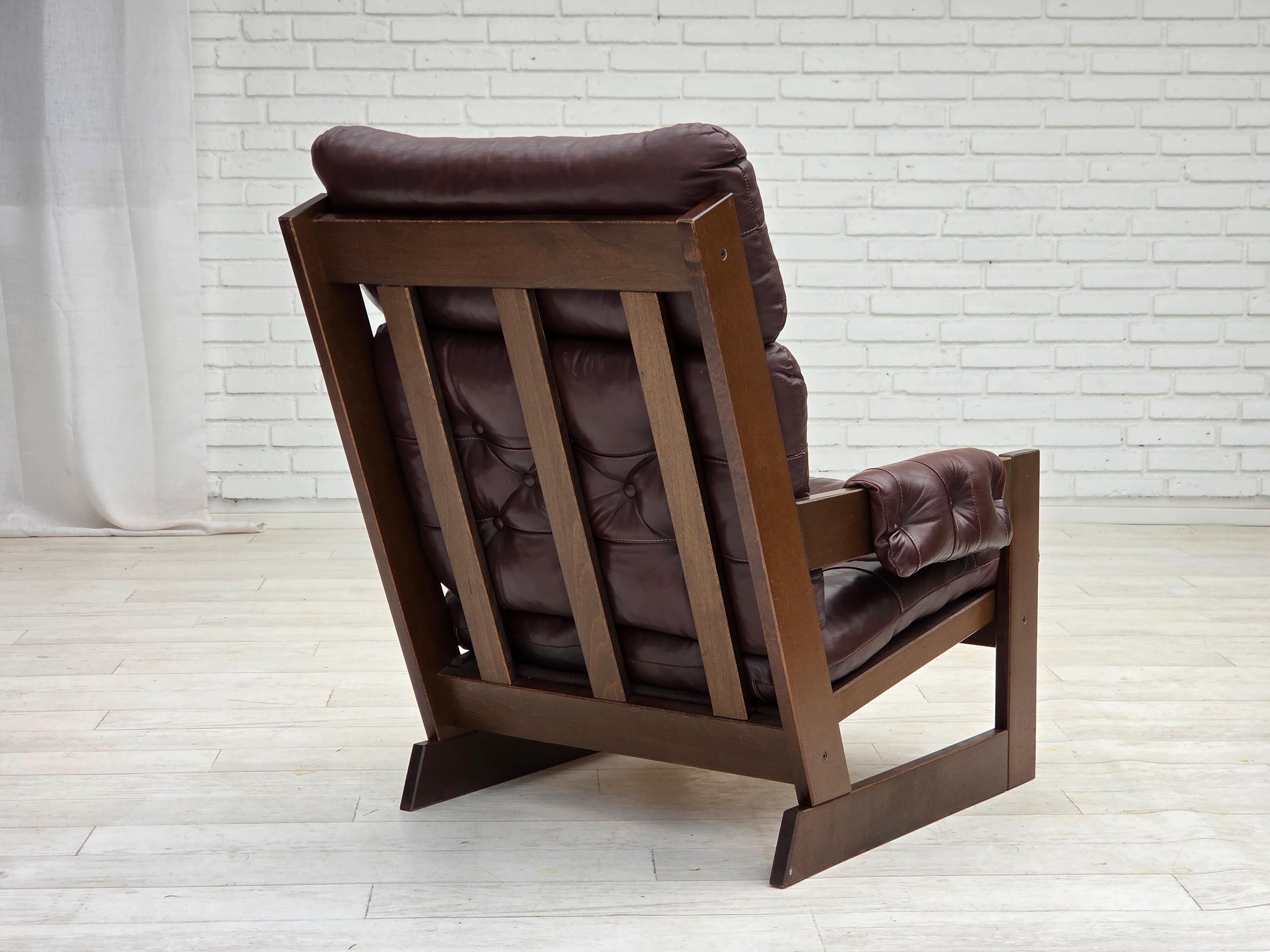 Años 70, sillón escandinavo de respaldo alto, muebles de cuero marrón, madera de haya oscura. Cuero en venta