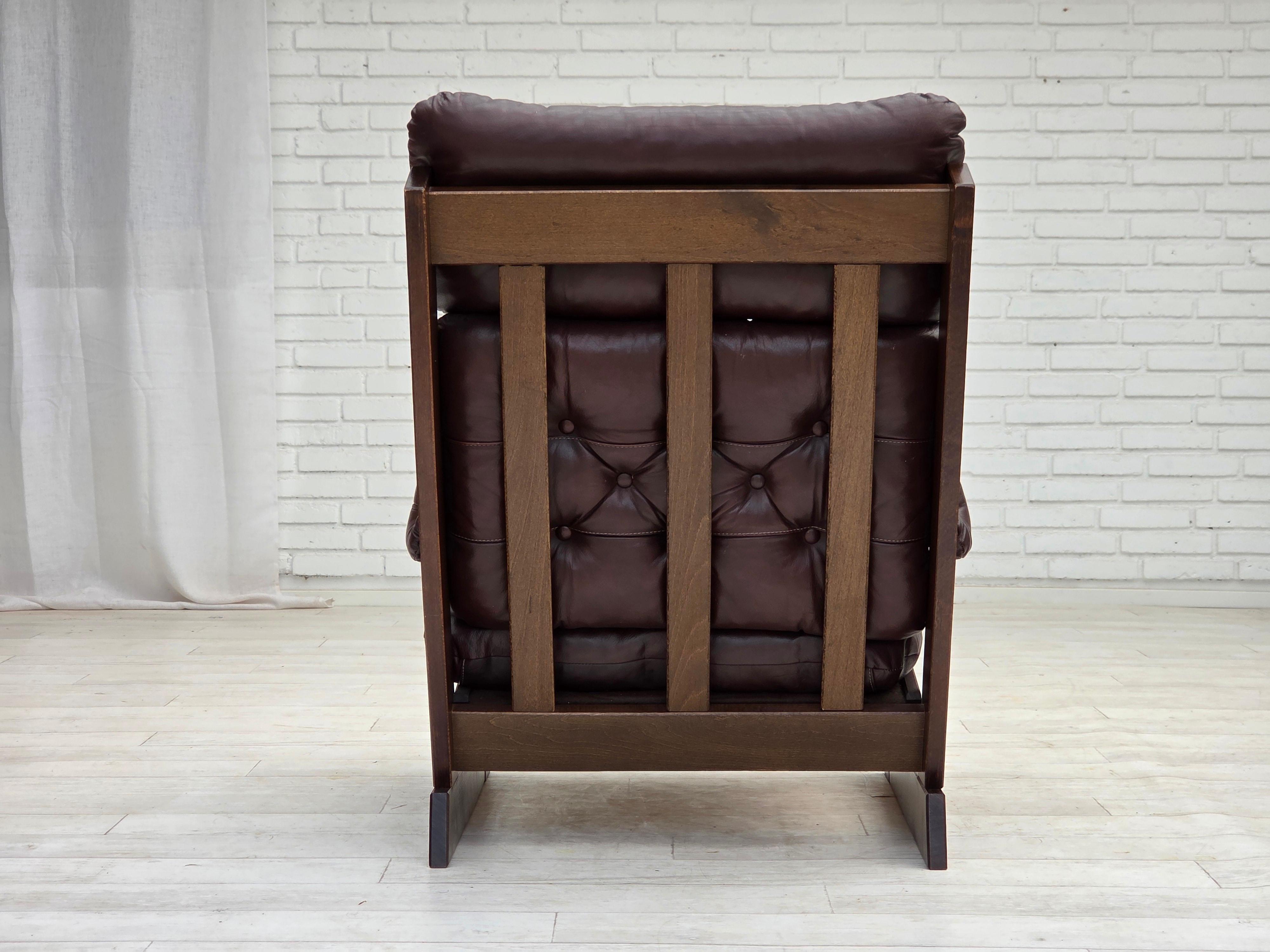 Años 70, sillón escandinavo de respaldo alto, muebles de cuero marrón, madera de haya oscura. en venta 1